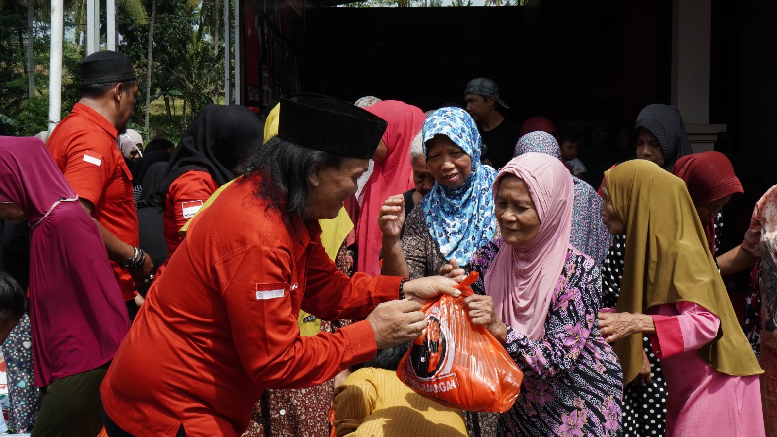 jelang-lebaran-pdi-perjuangan-jember-salurkan-1000-paket-sembako-untuk-warga