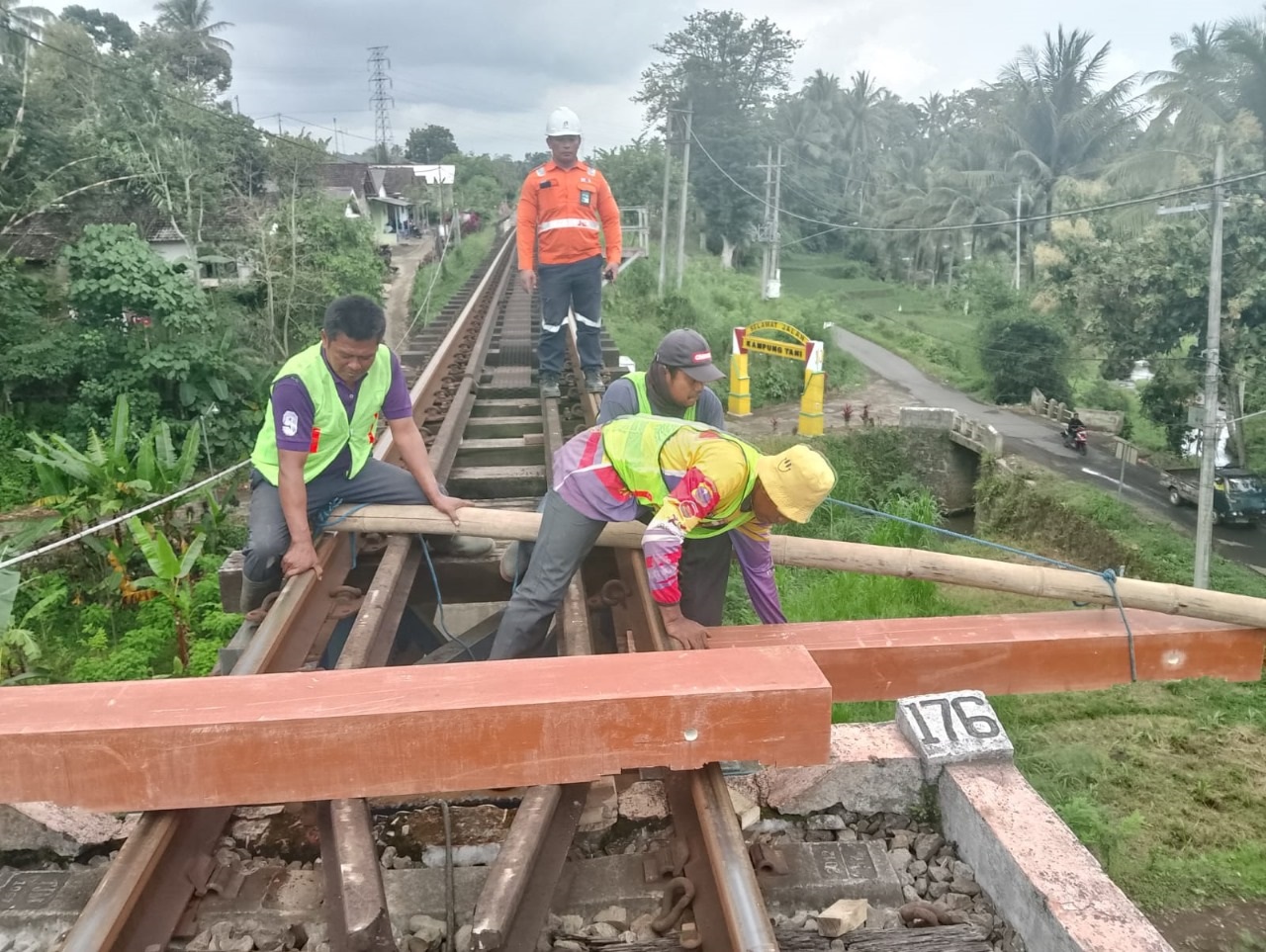 pt-kai-daop-9-ganti-bantalan-rel-kereta-api-dari-kayu-menjadi-sintetis-ini-alasannya