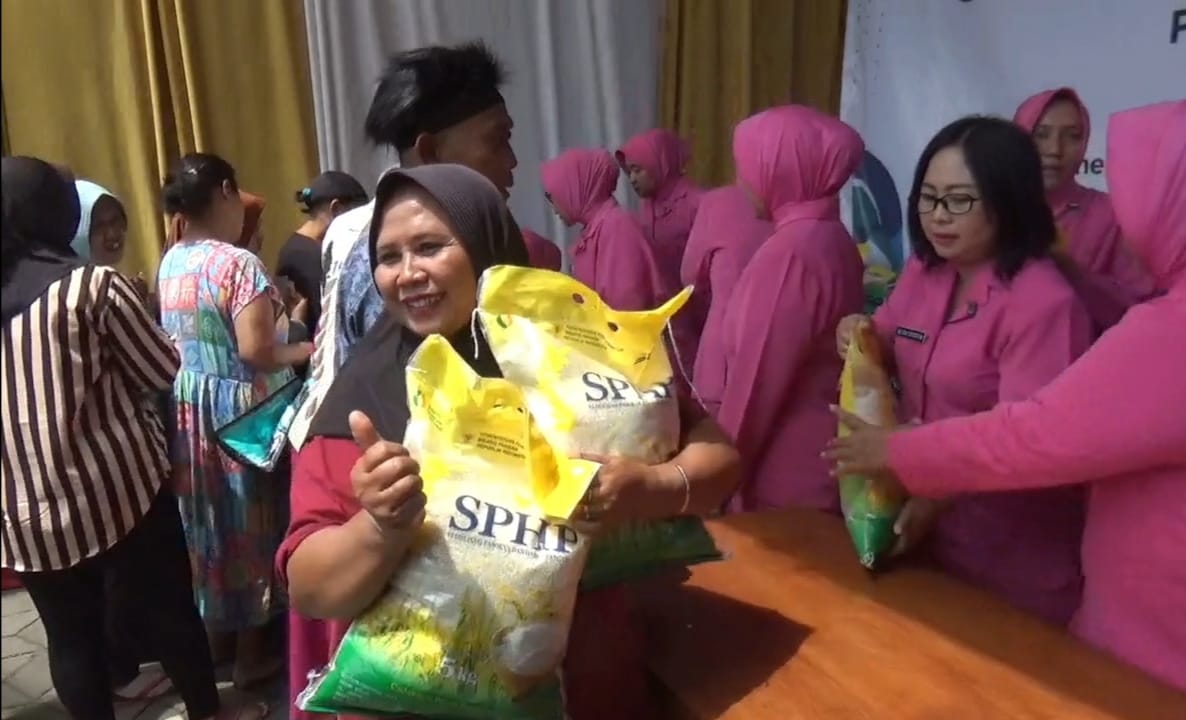 SAMBUT HUT RI KE-80, POLRES JEMBER GELAR PANGAN MURAH DI ENAM TITIK