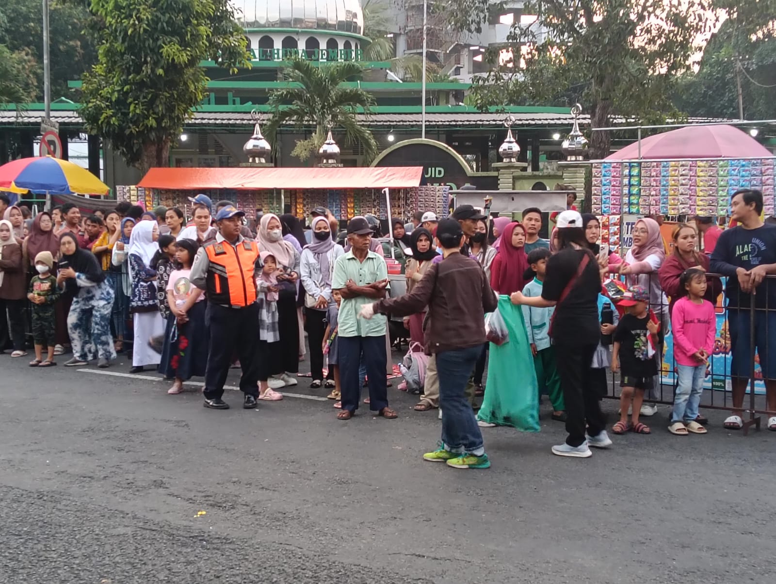 bukan-sekedar-karnaval-jfc-edukasi-masyarakat-peduli-sampah