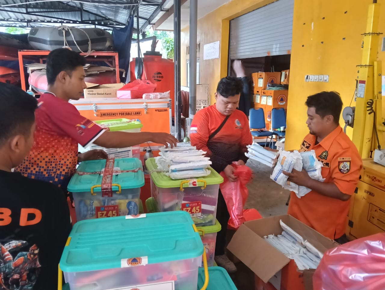 HUJAN ABU GUNUNG RAUNG, BPBD BAGIKAN MASKER