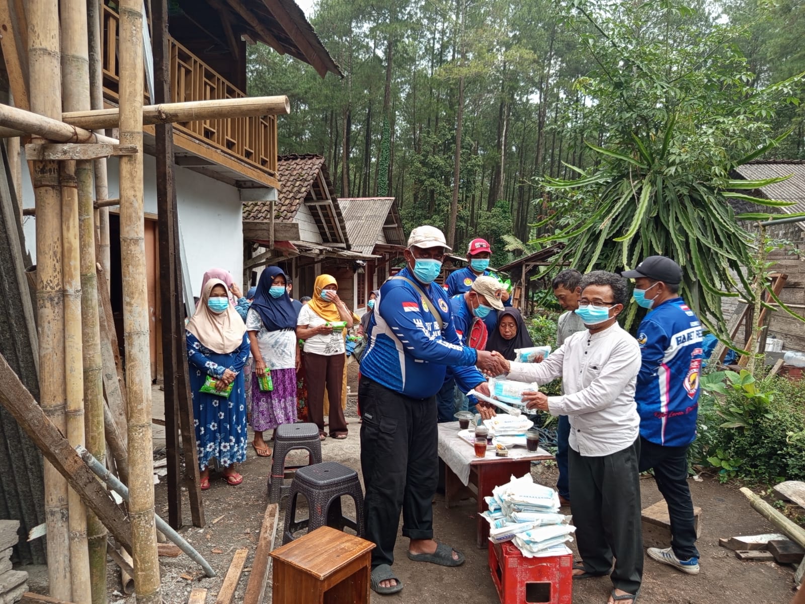 PEDULI DAMPAK ABU VULKANIK, RELAWAN BARET RESCUE TURUN KE SILO BAGIKAN MASKER