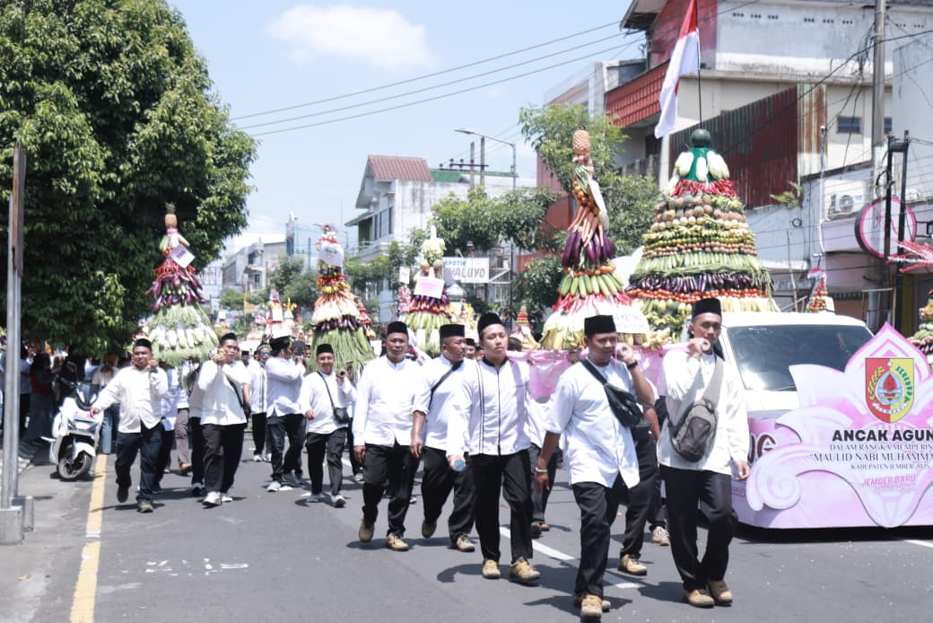 MERIAH DAN PECAHKAN REKOR MURI, 449 ANCAK HIASI PERINGATAN MAULID NABI DI JEMBER