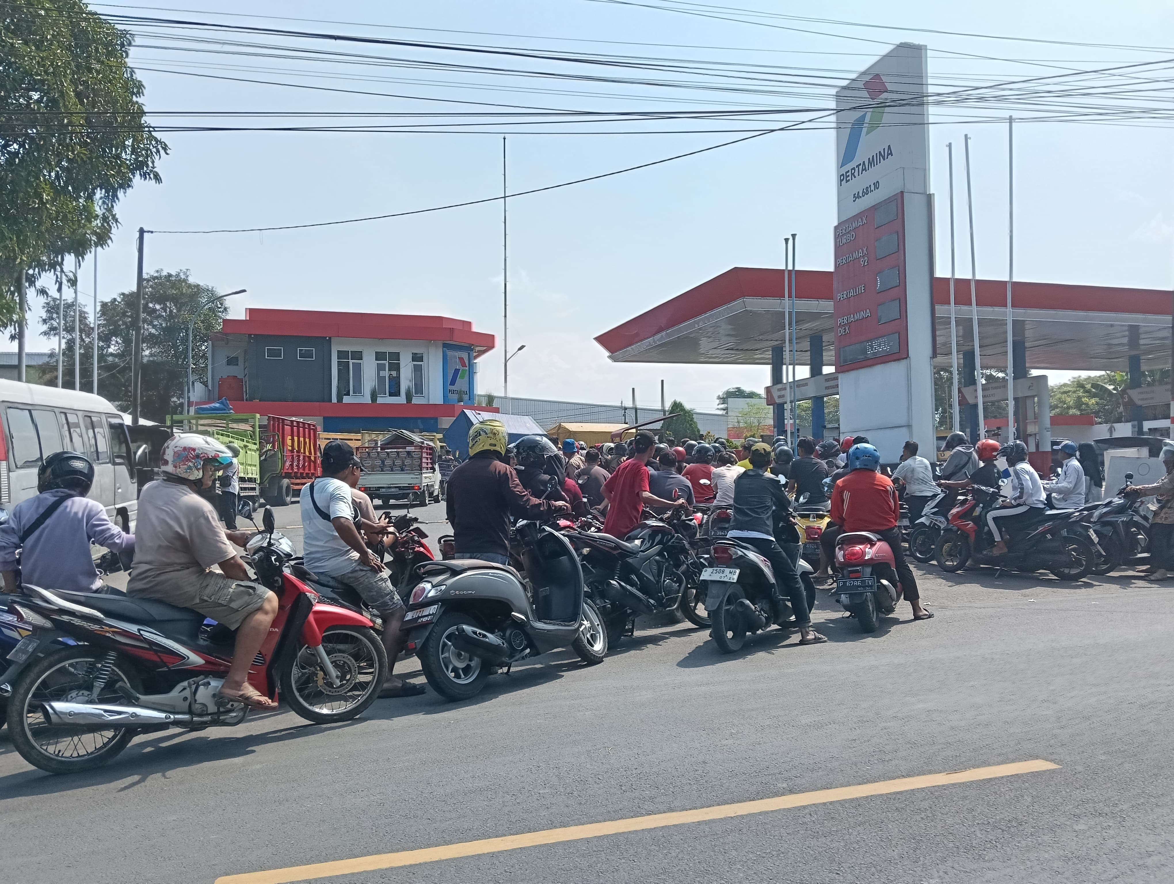 atasi-kelangkaan-bbm-di-jember-pertamina-datangkan-suplai-dari-jawa-tengah-dan-kawal-24-jam