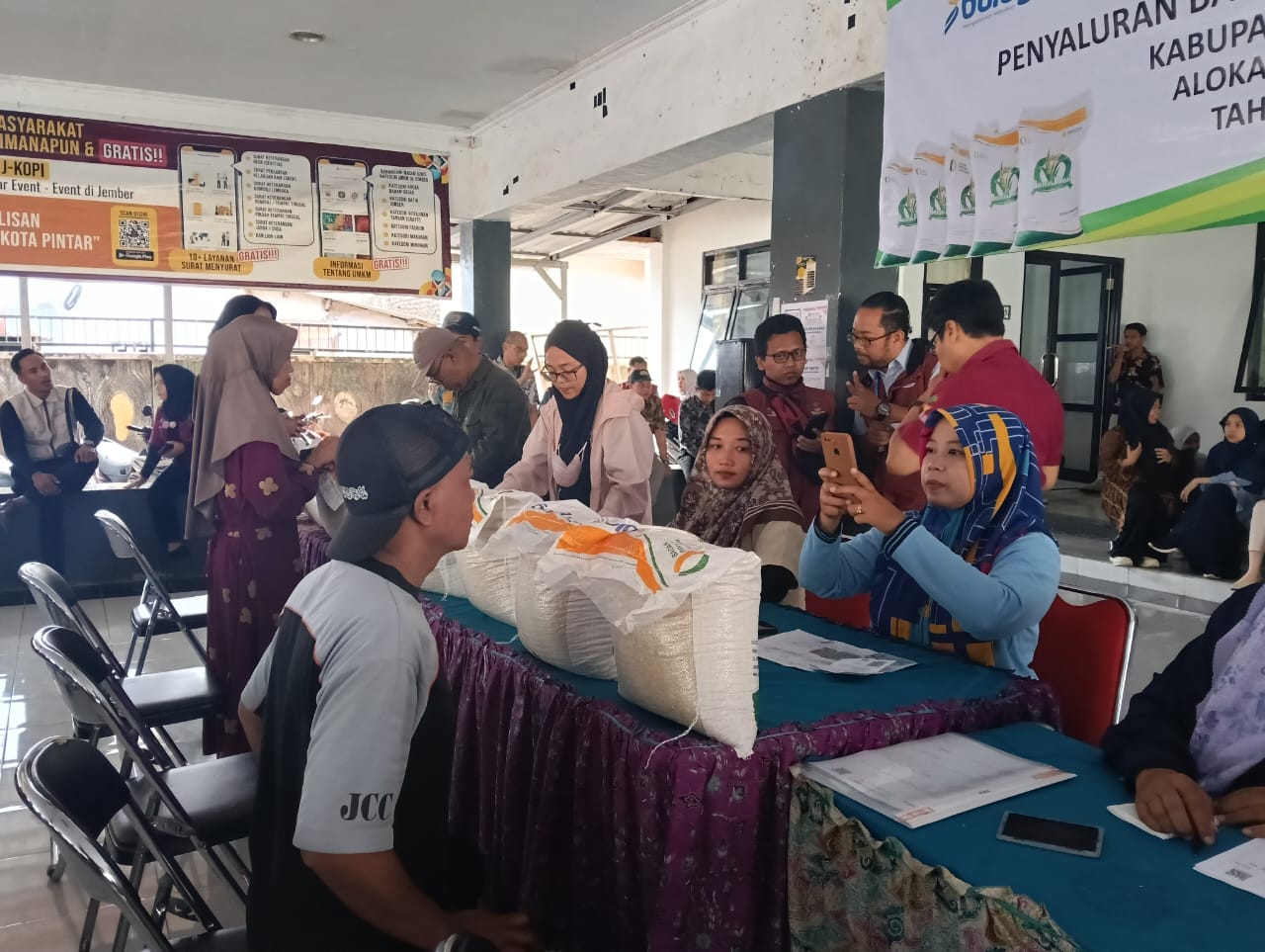 pemkab-dan-bulog-jember-salurkan-4060-ton-beras-untuk-203-ribu-warga-kurang-mampu