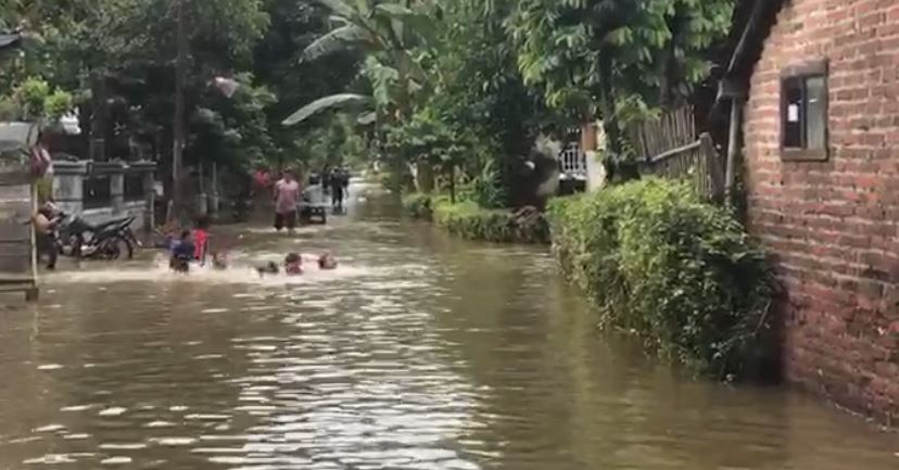 jelang-siang-hari-dapur-umum-belum-didirikan-di-lokasi-banjir-desa-wonoasri-kecamatan-tempurejo