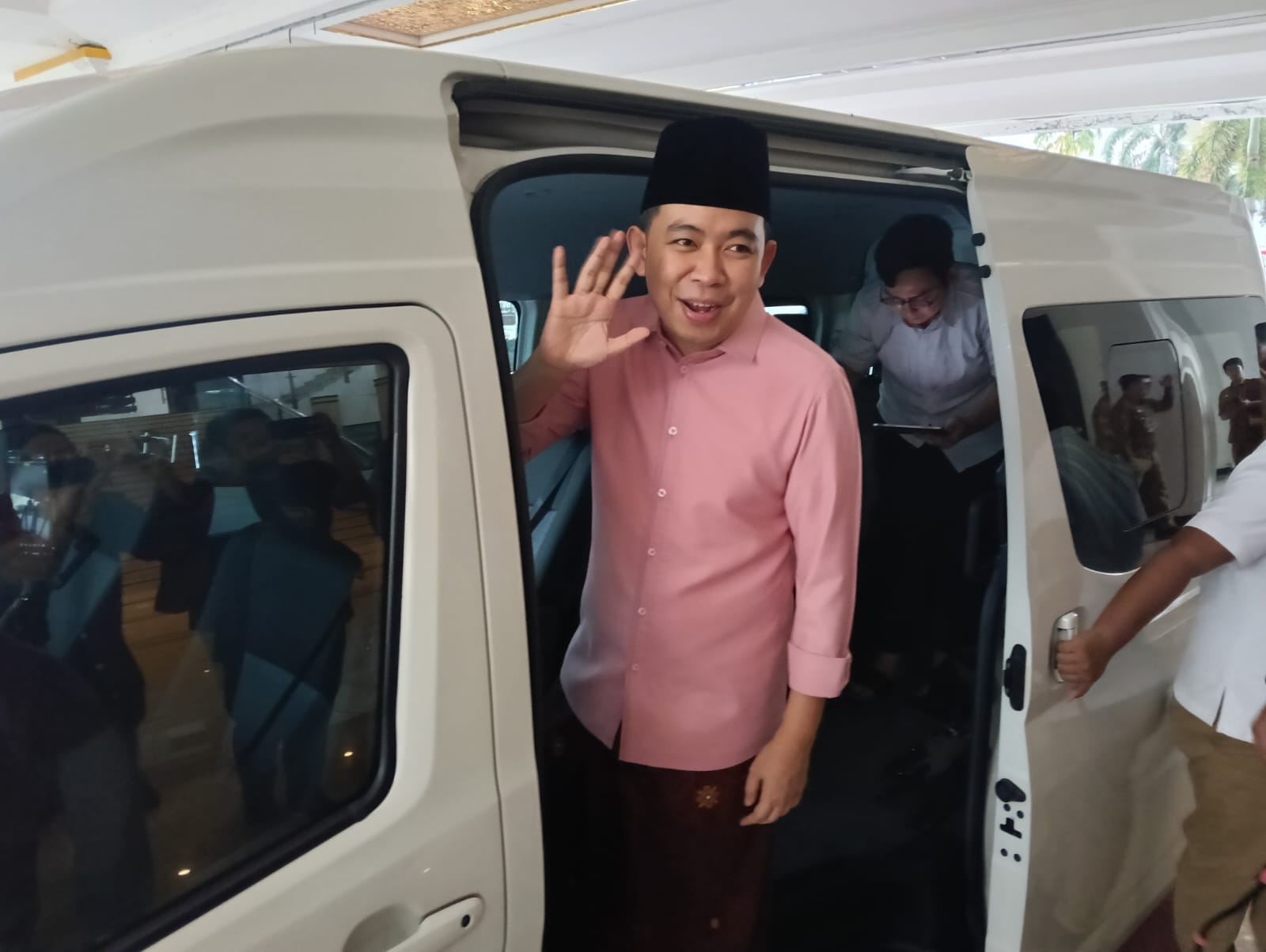 BUPATI FAWAIT CONTOHKAN HEMAT ENERGI, TINGGALKAN KENDARAAN DINAS PRIBADI