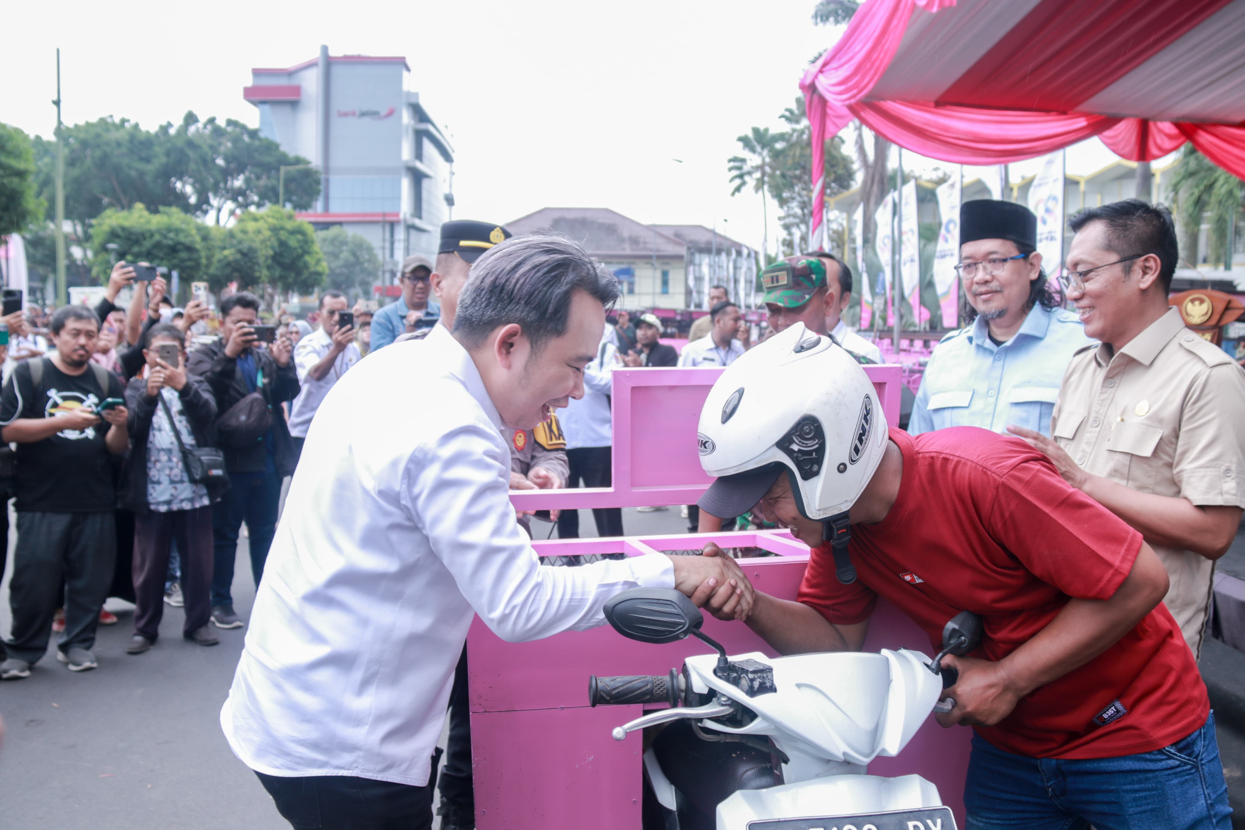 dorong-sektor-informal-pemkab-jember-salurkan-2500-rombong-dan-gerobak-mlijo-cinta