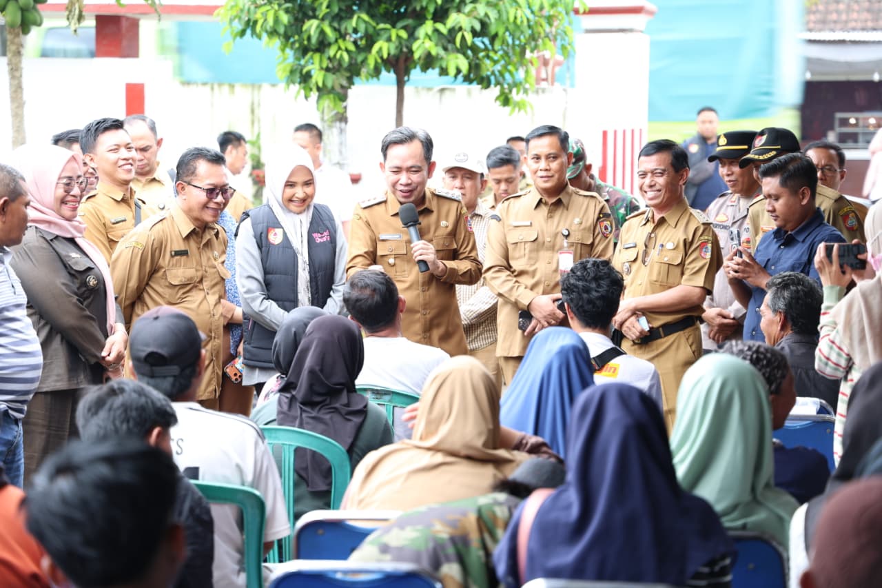 tak-perlu-ke-kota-warga-jember-kini-bisa-cetak-ktp-di-kecamatan