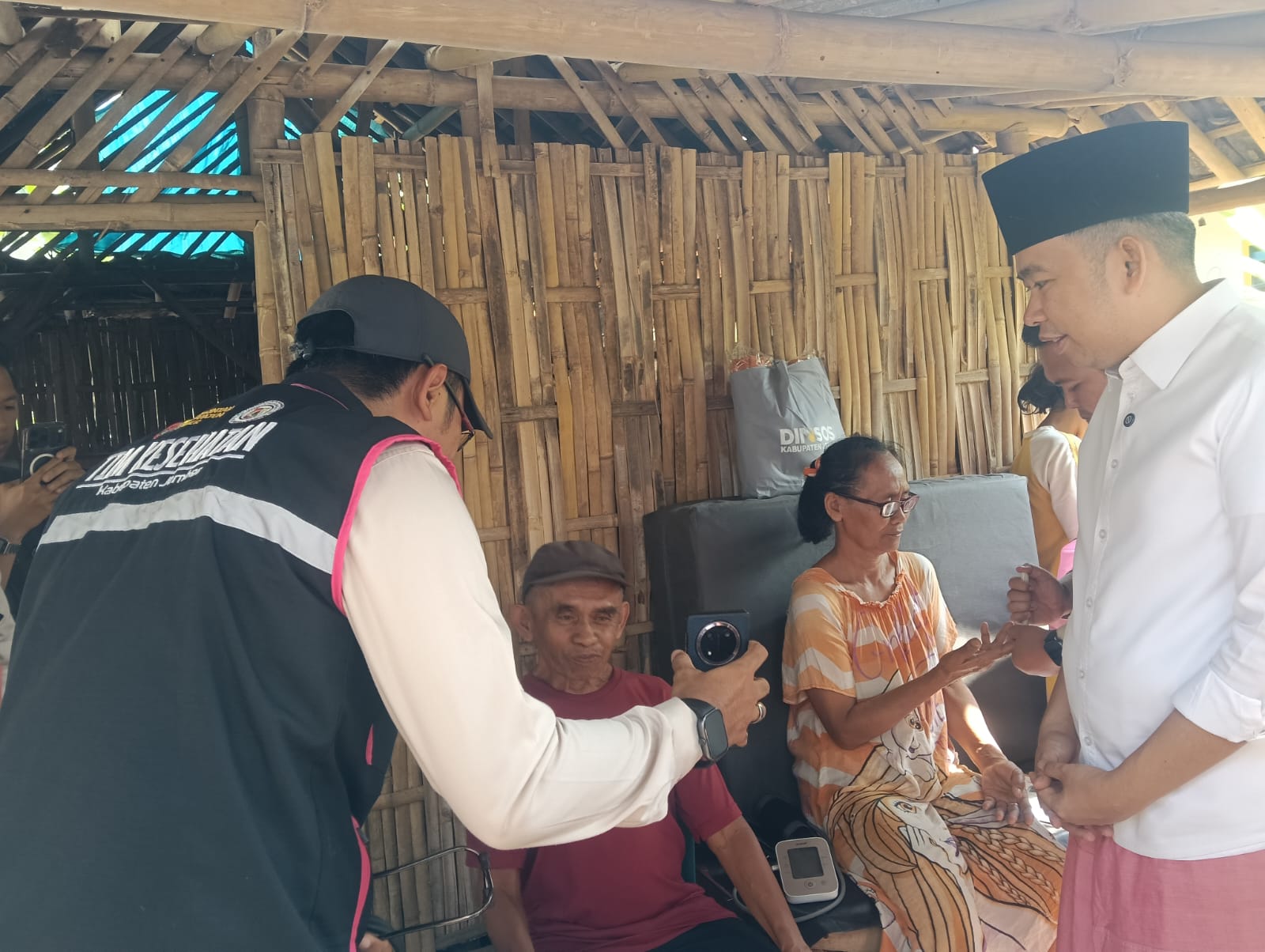 BUNGA DESAKU DAN HOMECARE MENYAPA SUMBERBARU, GUS FAWAIT TEMUKAN WARGA TINGGAL DI RUMAH TAK LAYAK HUNI
