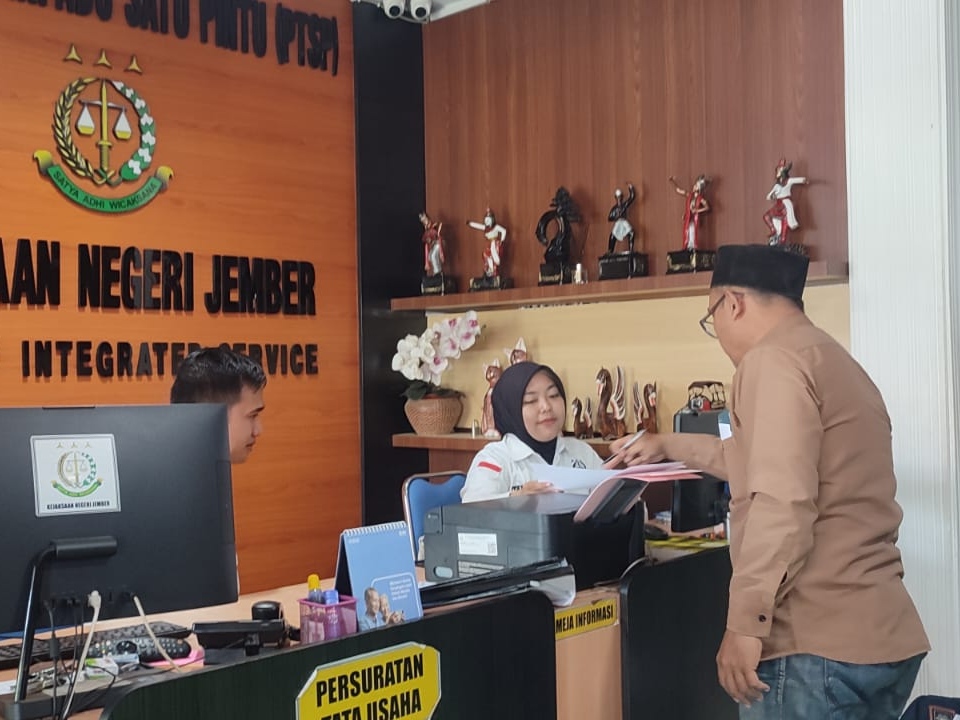 somasi-tak-digubris-warga-akhirnya-laporkan-dugaan-korupsi-desa-rowo-indah-ke-kejari-jember