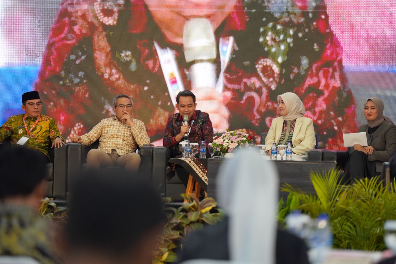 GUS FAWAIT JADI PEMBICARA NASIONAL, GUS FAWAIT PAPARKAN TRANSFORMASI PENDIDIKAN JEMBER DI KONFERENSI INDONESIA  2026