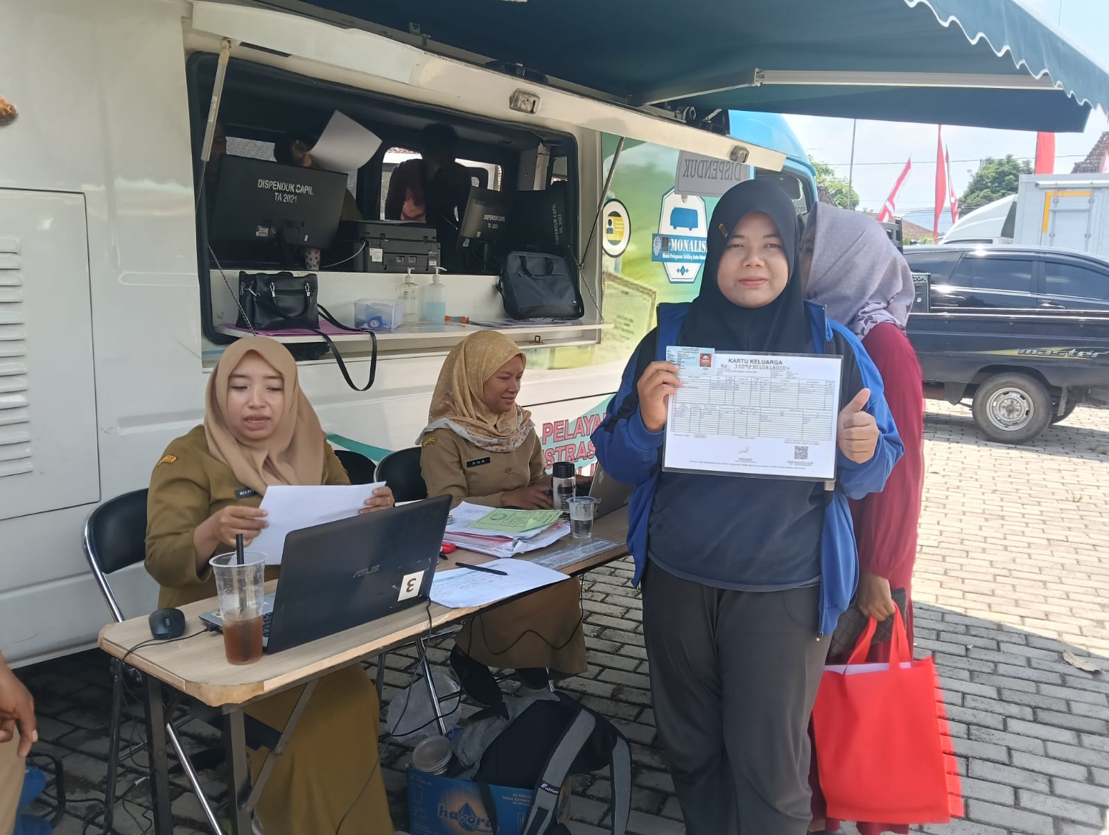 tak-pernah-ke-kota-maisa-akhirnya-bisa-urus-ktp-dari-desanya