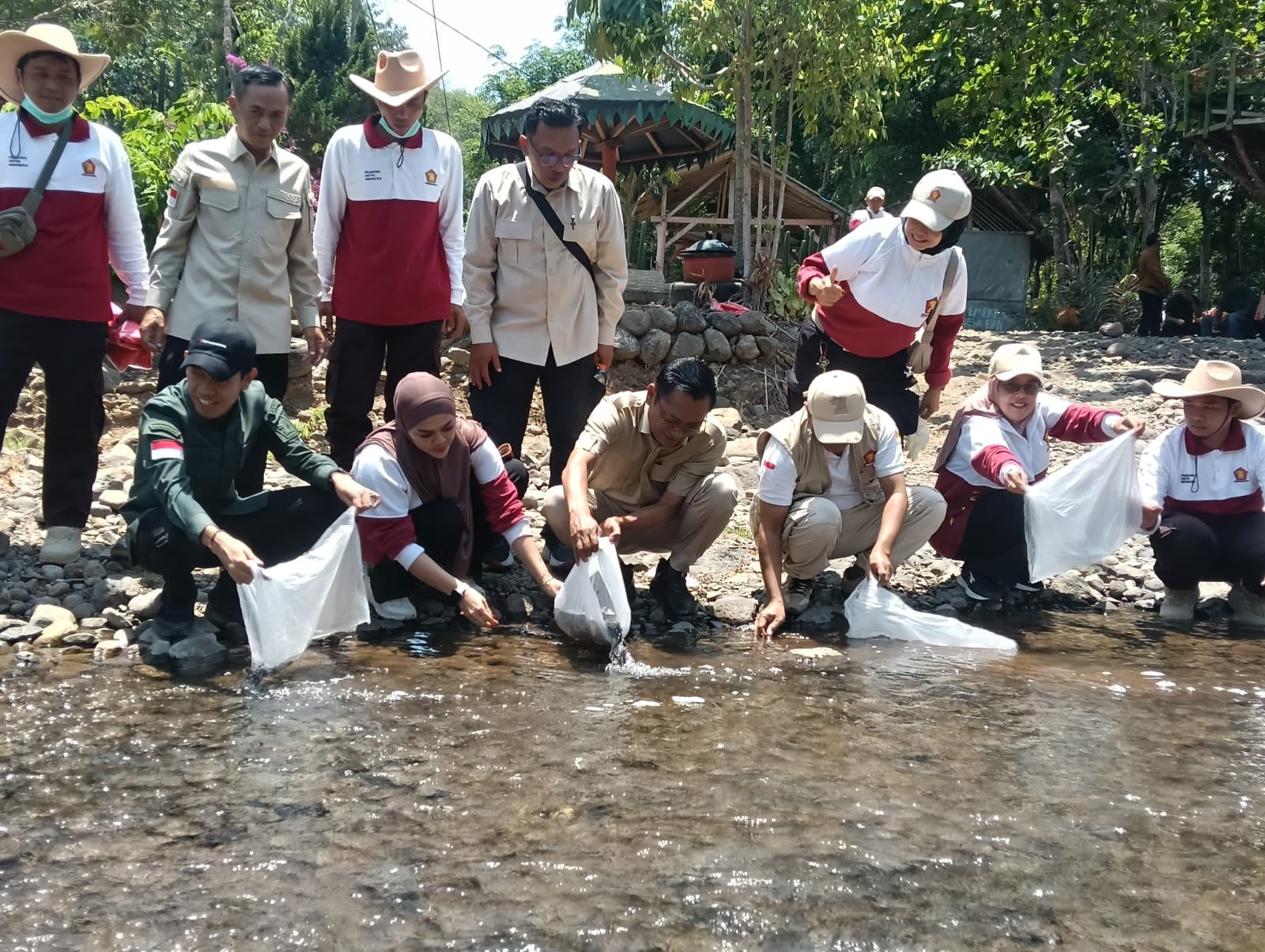 jaga-alam-dan-sumber-air-indonesia-asri-di-jember-tanam-ratusan-pohon-hingga-tebar-benih-ikan