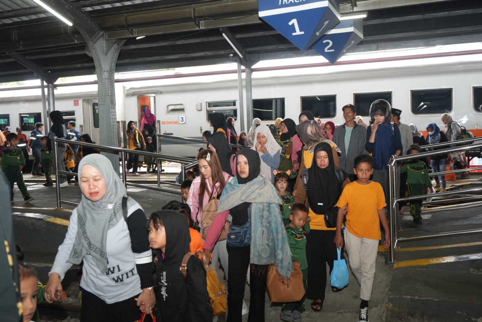 kai-daop-9-catat-lonjakan-penumpang-selama-libur-panjang-isra-miraj-hingga-25-persen