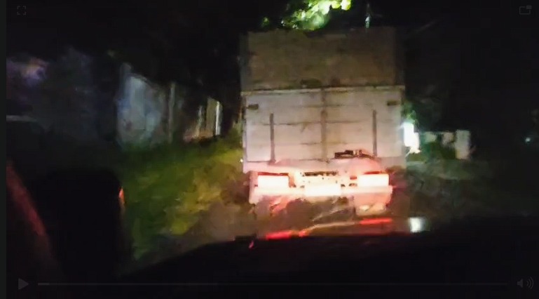 KEJAR TRUK DIDUGA MAFIA SOLAR, ANGGOTA DPRD JEMBER ALAMI PENGEROYOKAN