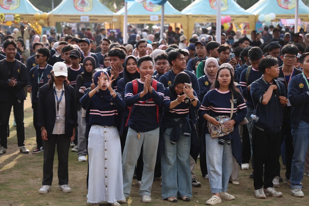 desil-2-jember-tembus-85-persen-bupati-fawait-sampai-membungkuk-di-depan-ribuan-mahasiswa-berkat-yang-mereka-lakukan