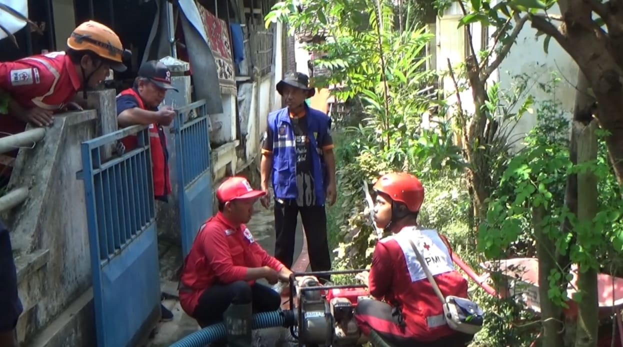 belasan-sumur-warga-di-jember-dinormalisasi-pmi-pasca-banjir