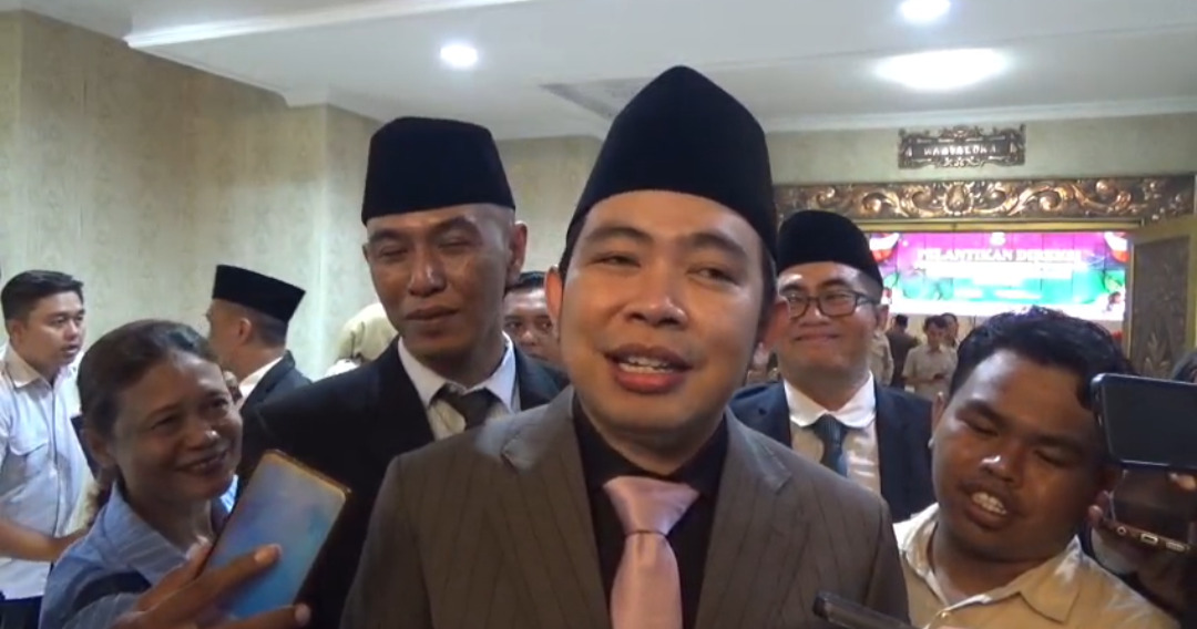 ANGGOTA DPRD JEMBER KETAHUAN MEROKOK DAN BERMAIN GAME, BUPATI : LAGI APES!