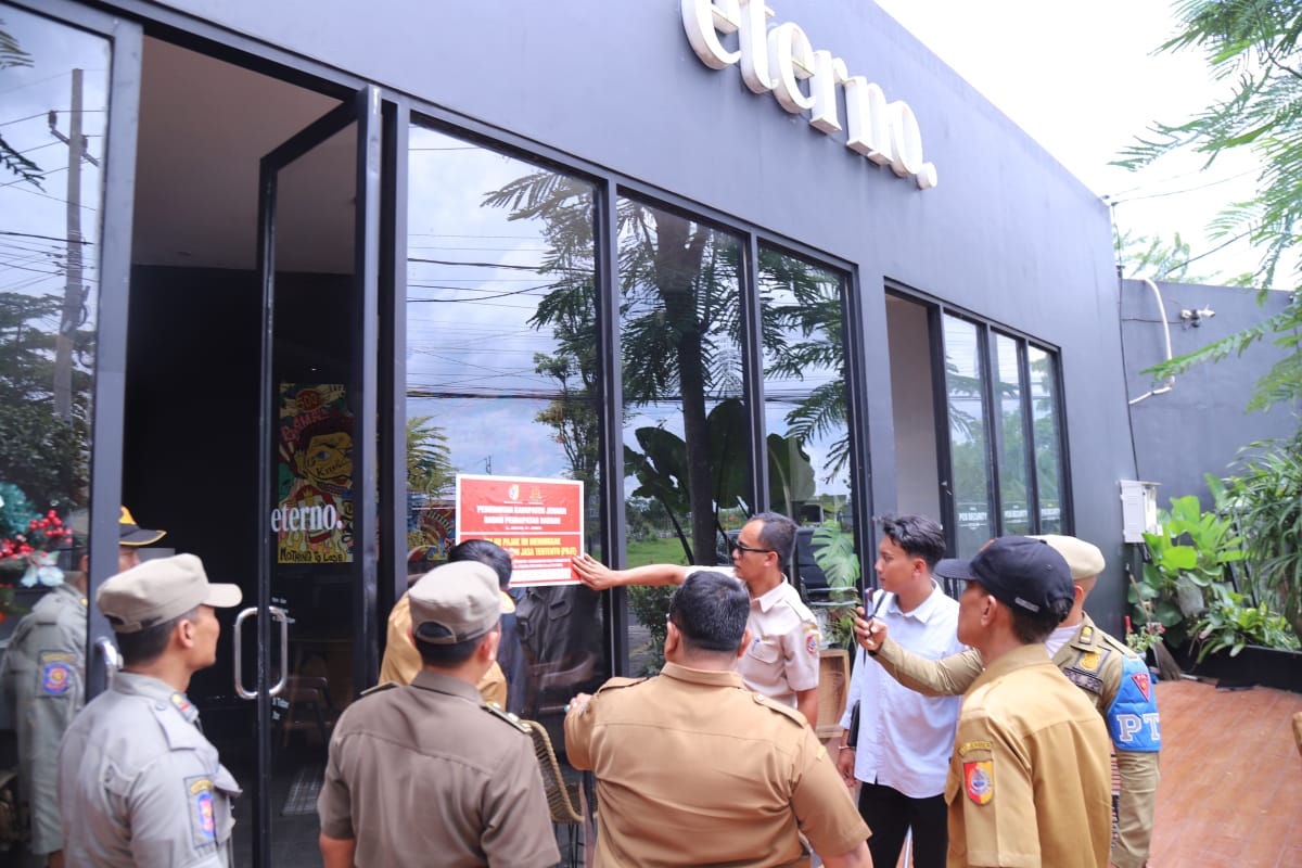 STIKER PAJAK DIPINDAH, BERUJUNG TEGURAN BAPENDA JEMBER KE CAFE ETERNO