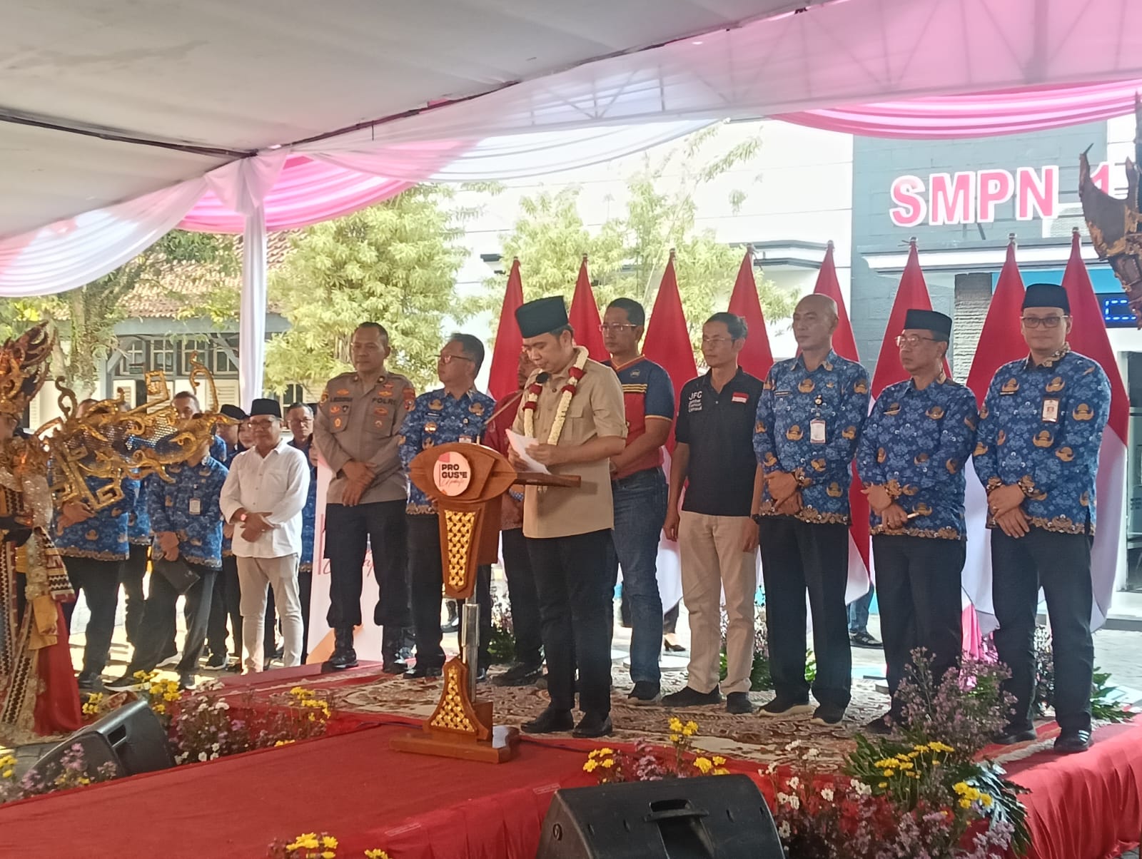 tak-ada-vvip-gus-fawait-ajak-warga-nobar-final-piala-dunia-bareng-di-alun-alun