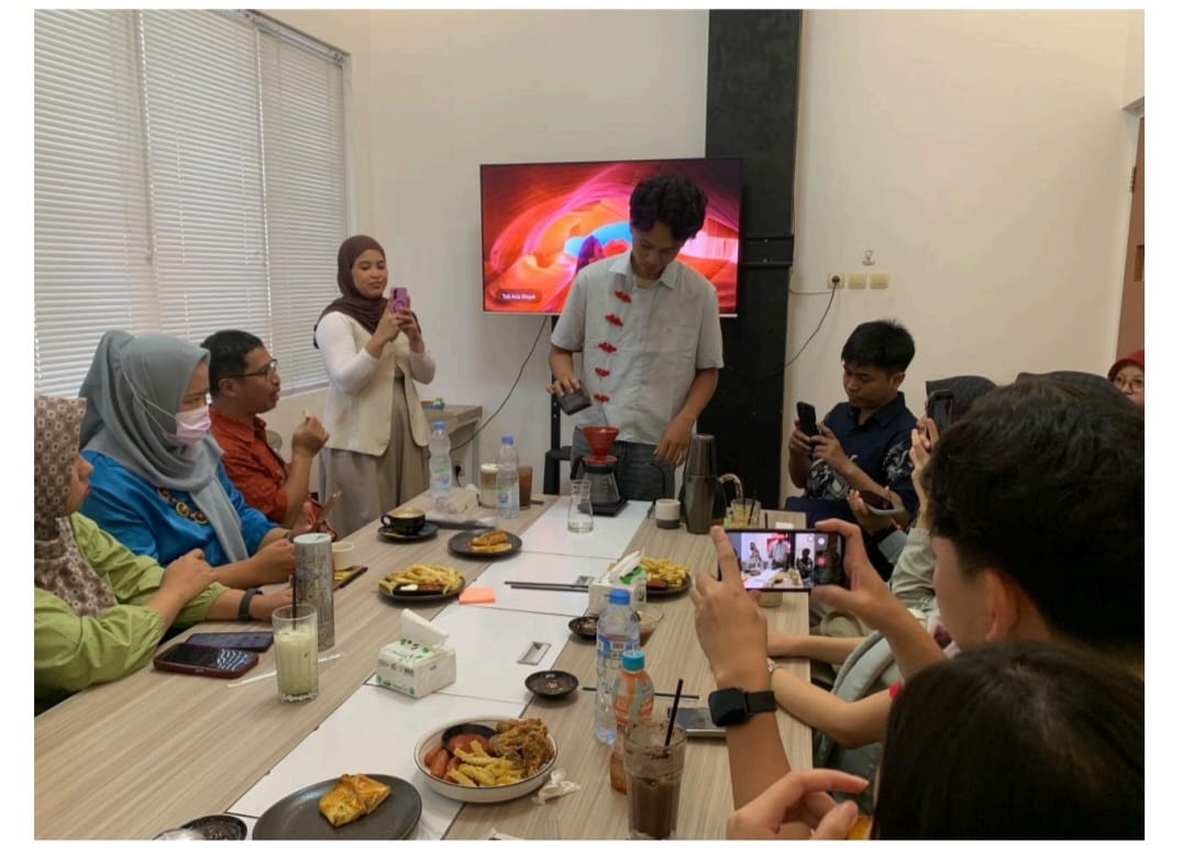 belajar-kopi-tak-cukup-di-kelas-mahasiswa-thailand-dan-unej-terjun-langsung-ke-bisnis-kopi-jember