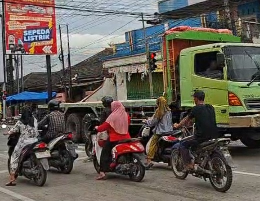 MACET PUGER DIKELUHKAN, PEMKAB TERAPKAN RELAKSASI JAM OPERASIONAL KENDARAAN BERAT