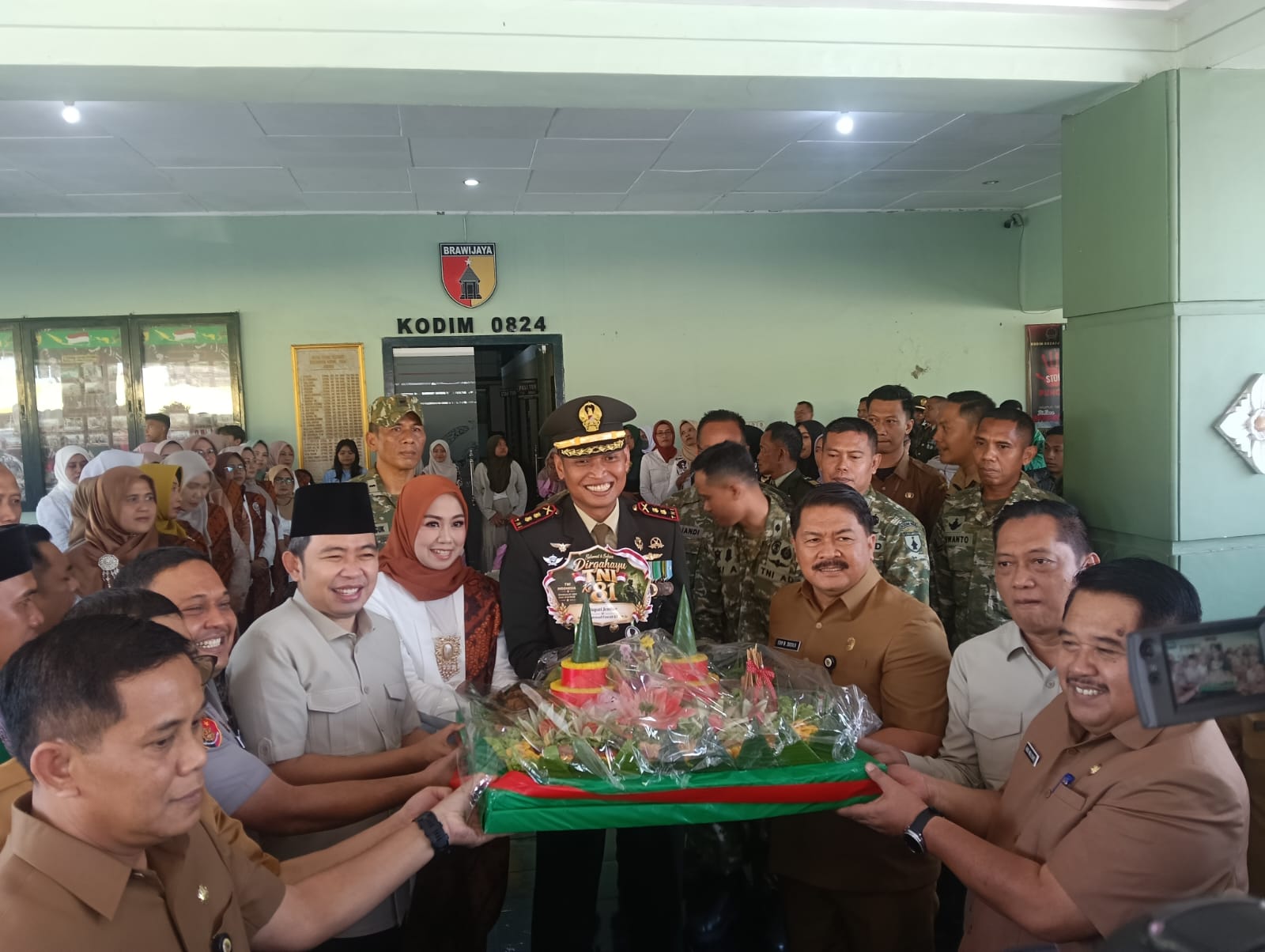 HUT TNI KE-81 DI JEMBER DIRAYAKAN SEDERHANA, KODIM AJAK 100 DRIVER OJOL MAKAN BERSAMA