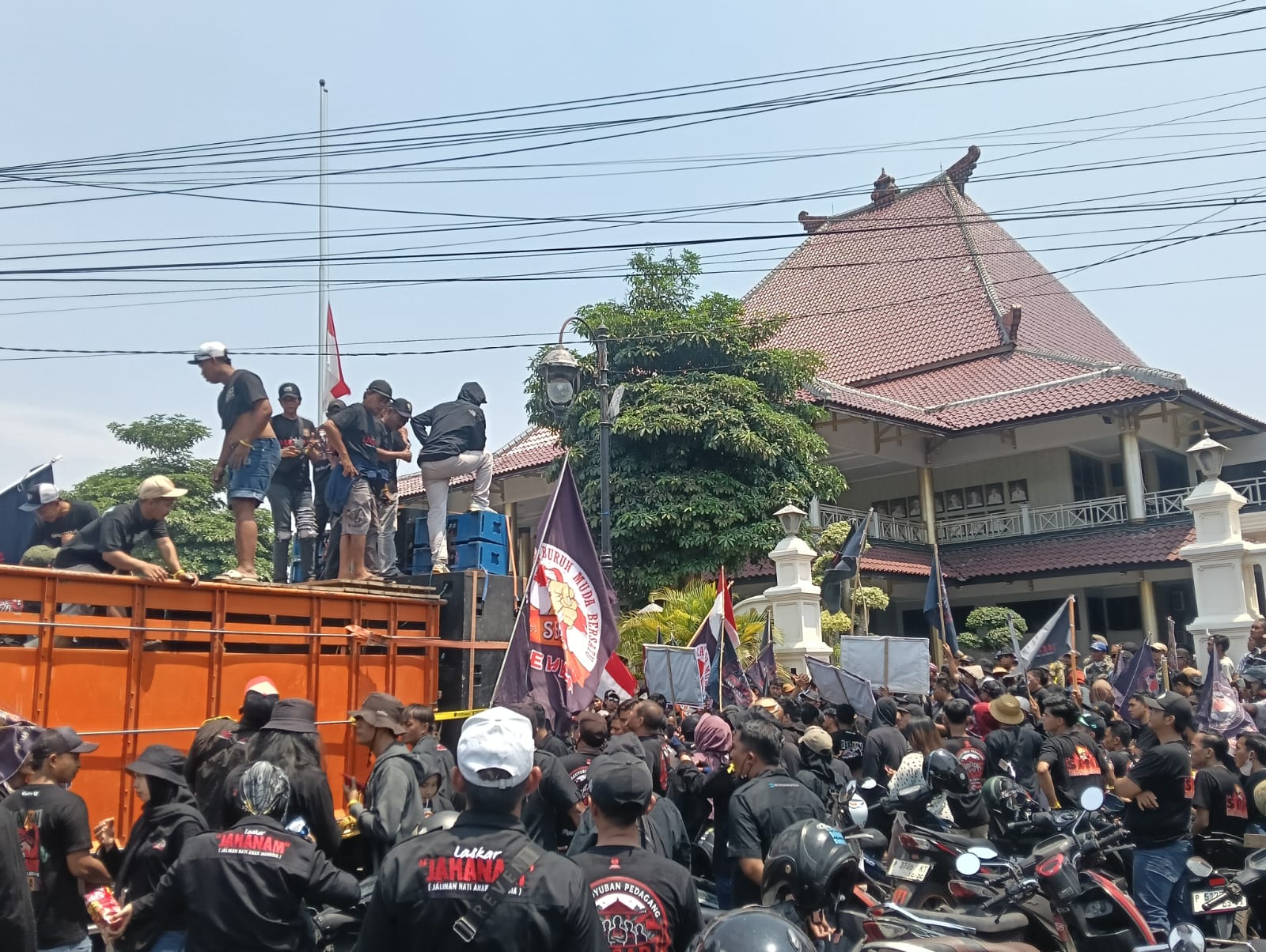 KECEWA PENATAAN PASAR TANJUNG, MASSA LEMPAR TOMAT KE KANTOR PEMKAB JEMBER