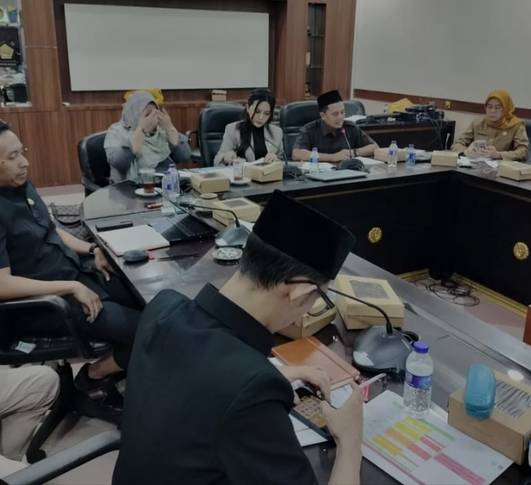 anggota-dprd-jember-main-game-saat-rapat-viral-ketua-dprd-minta-maaf