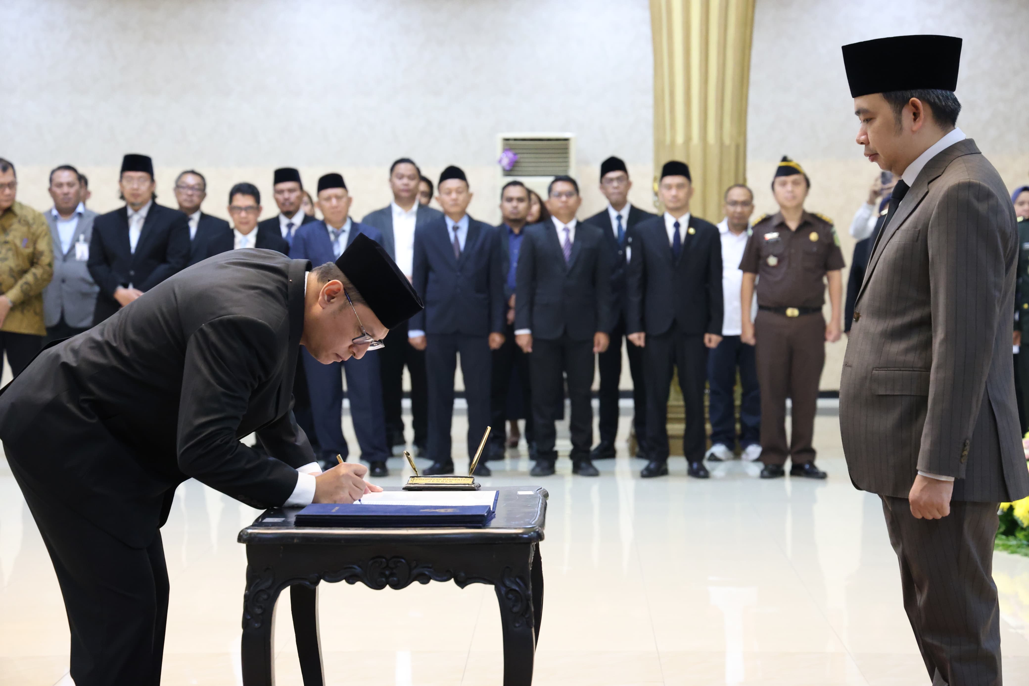 direksi-baru-pdam-jember-dilantik-gus-fawait-tantang-bikin-terobosan-dalam-14-hari