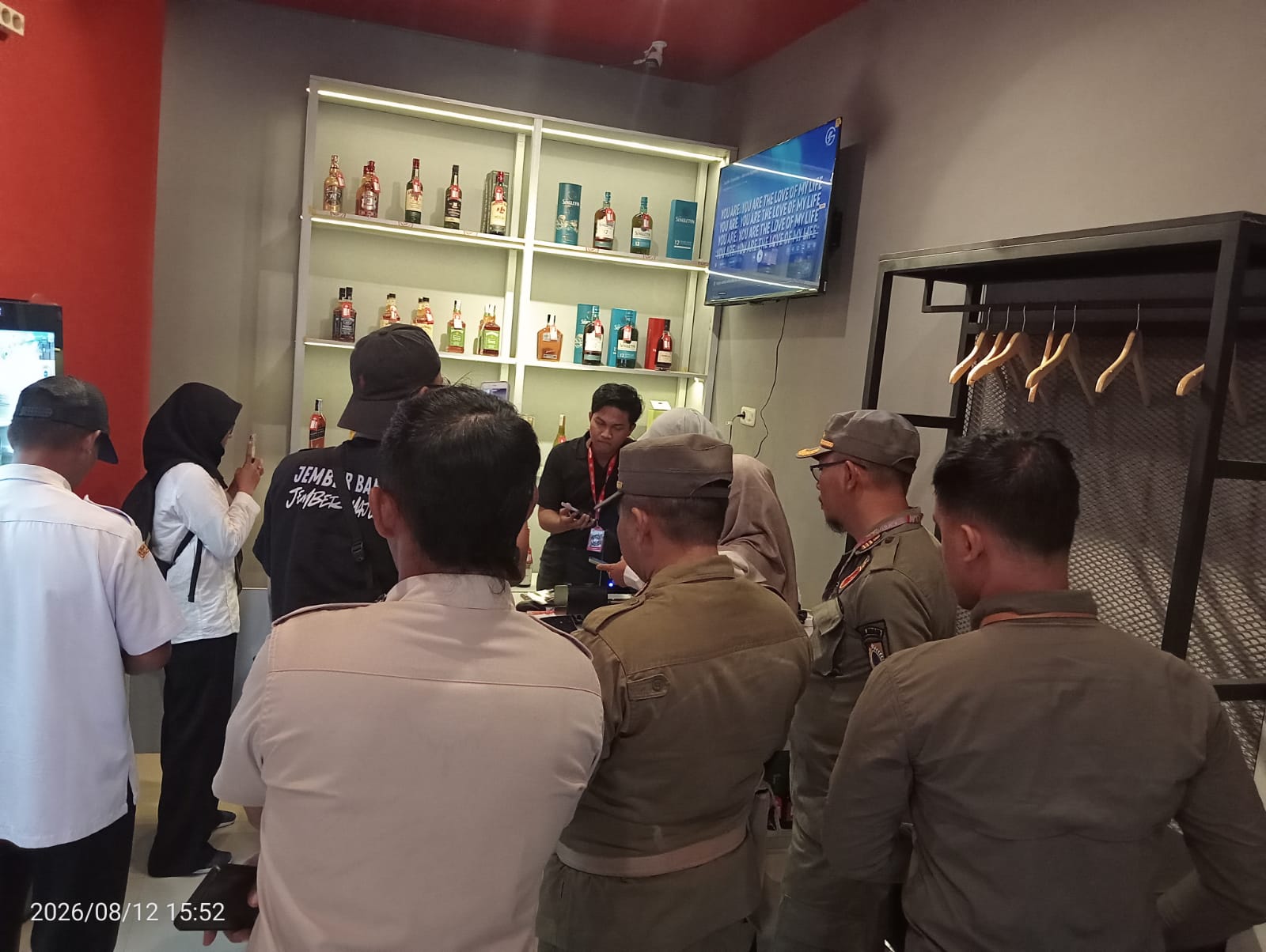 BARU DIBUKA DAN VIRAL DI MEDSOS, OUTLET MIRAS DI JEMBER MENDADAK DITUTUP PETUGAS