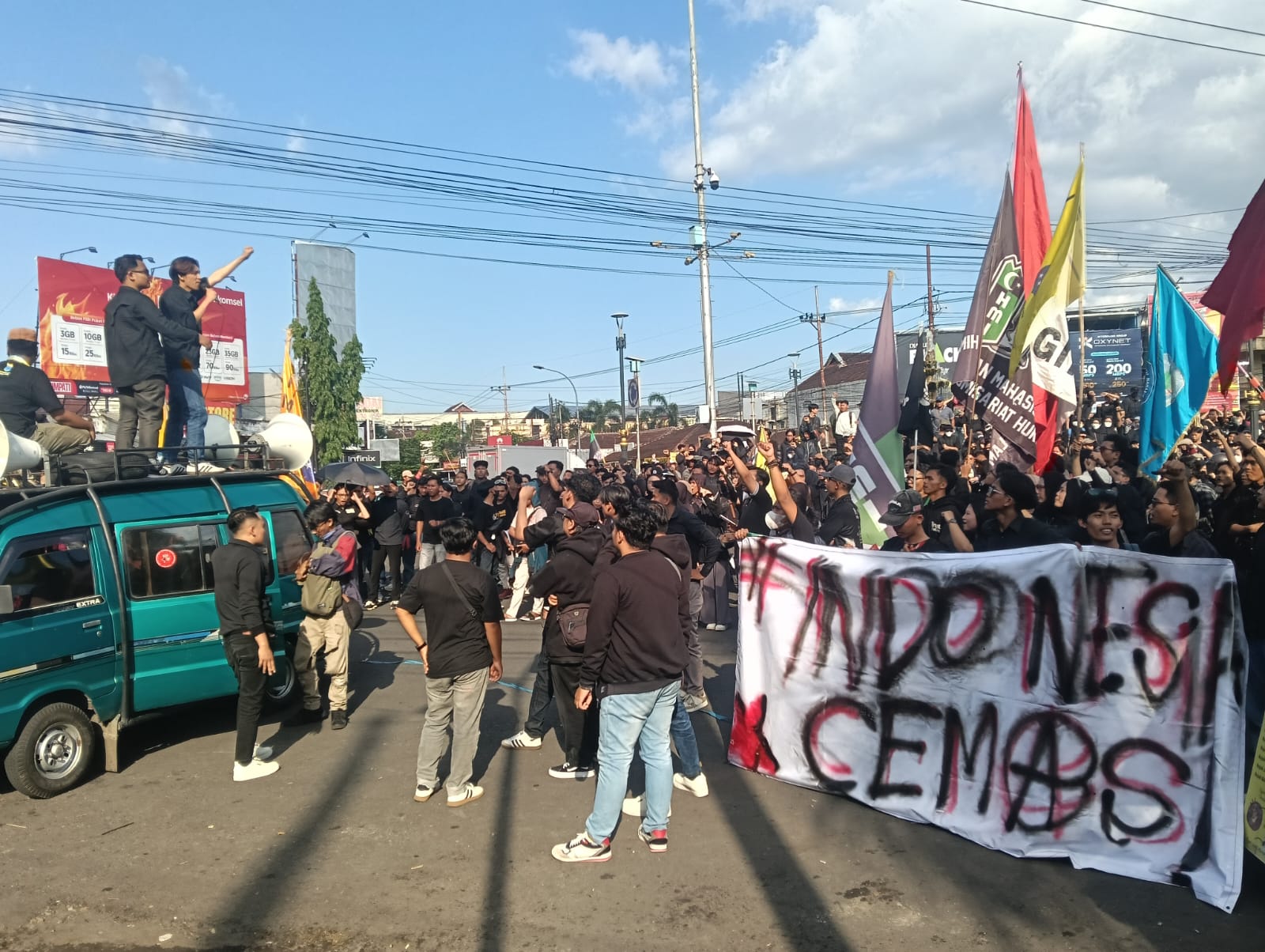 BERBAJU HITAM! ALIANSI MAHASISWA JEMBER GELAR AKSI INDONESIA CEMAS, KRITIK KEBIJAKAN PEMERINTAH