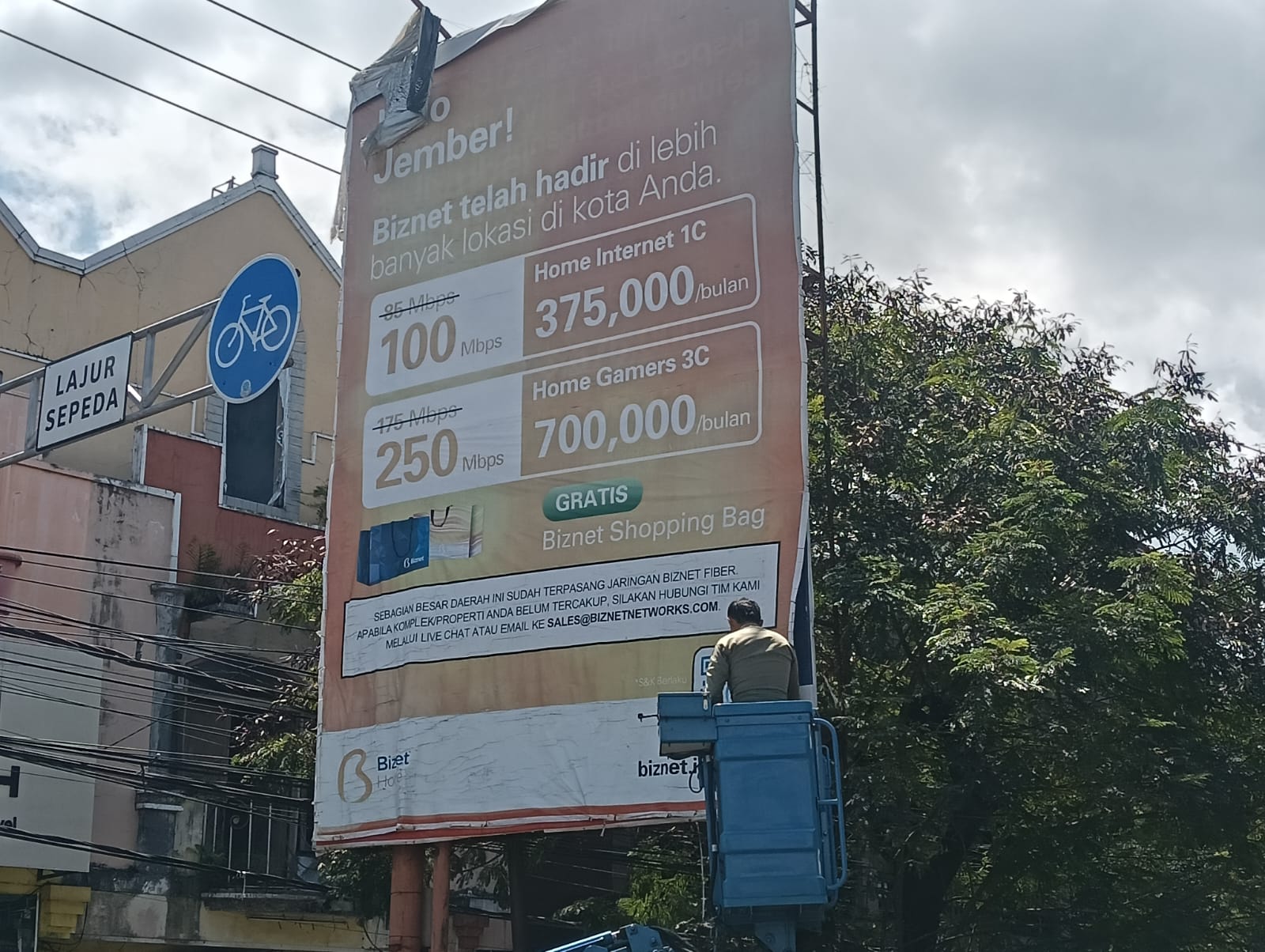 GENJOT PAD DAN WUJUDKAN ESTETIKA RUMAH PUBLIK, PEMKAB JEMBER TERTIBKAN REKLAME ILEGAL