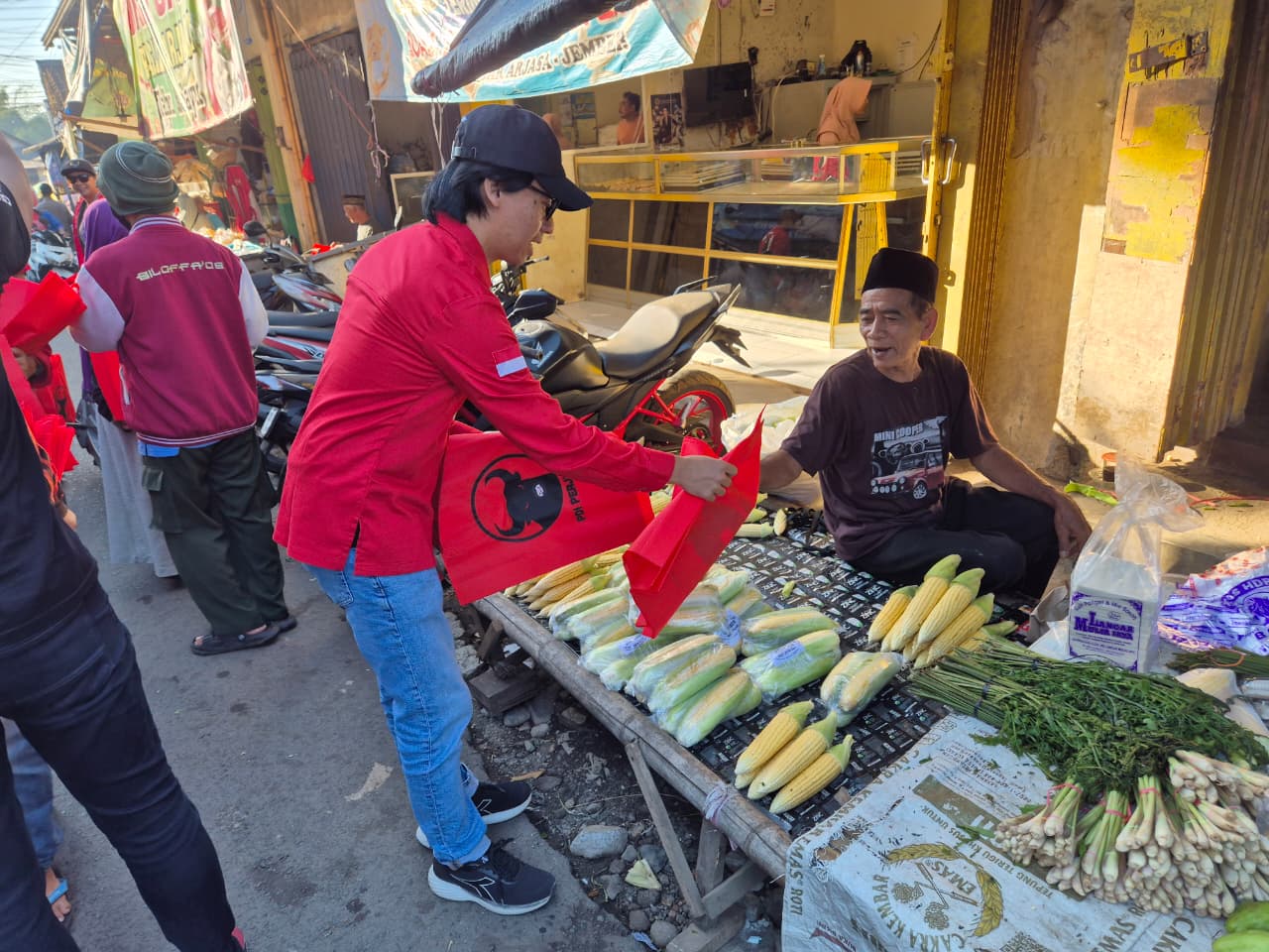 KENAIKAN HARGA PLASTIK PICU AKSI SOSIAL, RIBUAN TAS BELANJA DIBAGIKAN DI TIGA PASAR