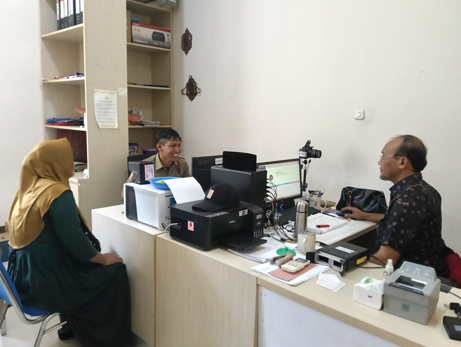 dari-ribet-jadi-praktis-cetak-ktp-warga-sukorambi-kini-cukup-di-kecamatan