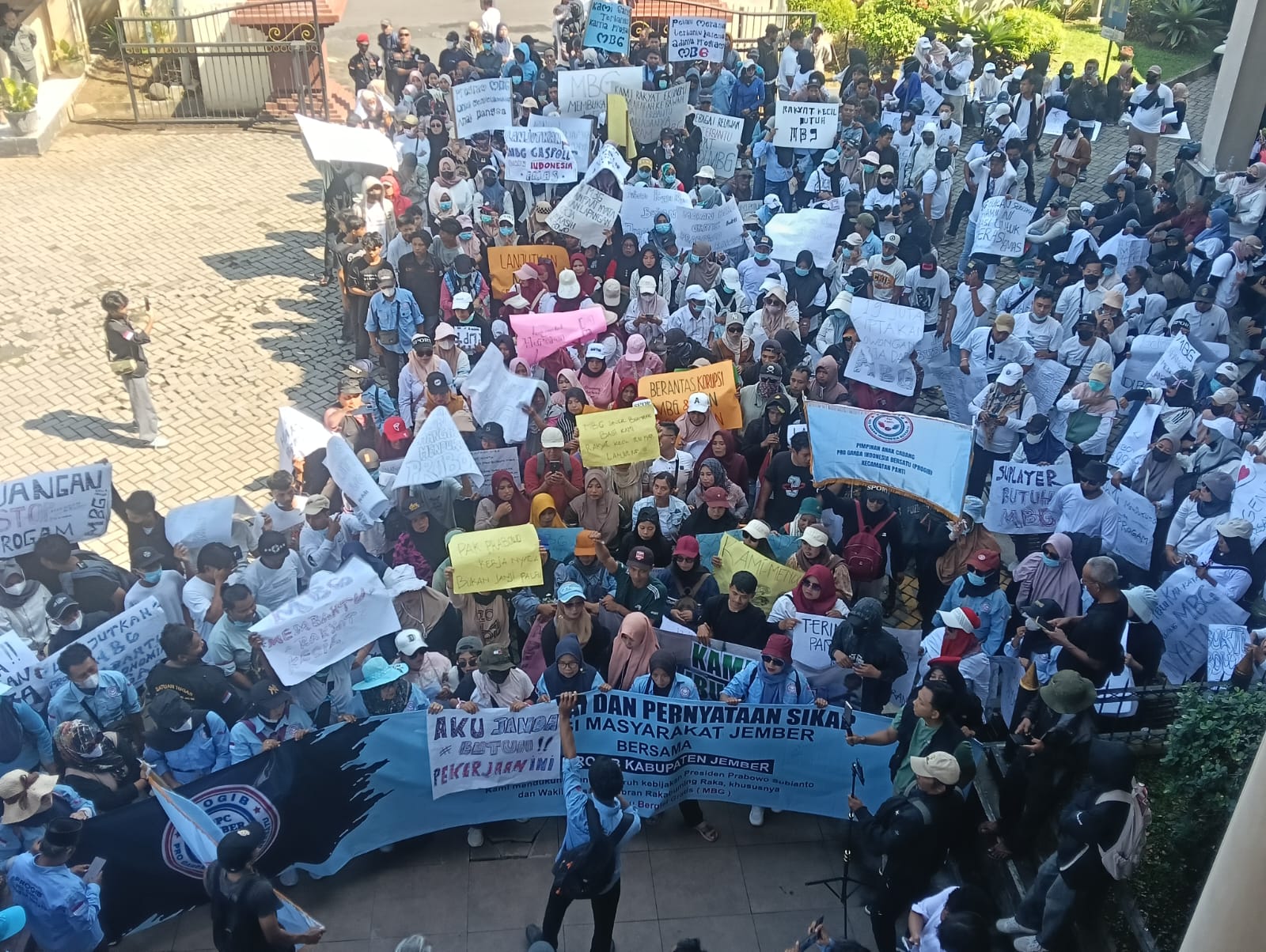 paripurna-dprd-jember-kembali-molor-demo-pendukung-mbg-tunda-sidang-hingga-tiga-jam