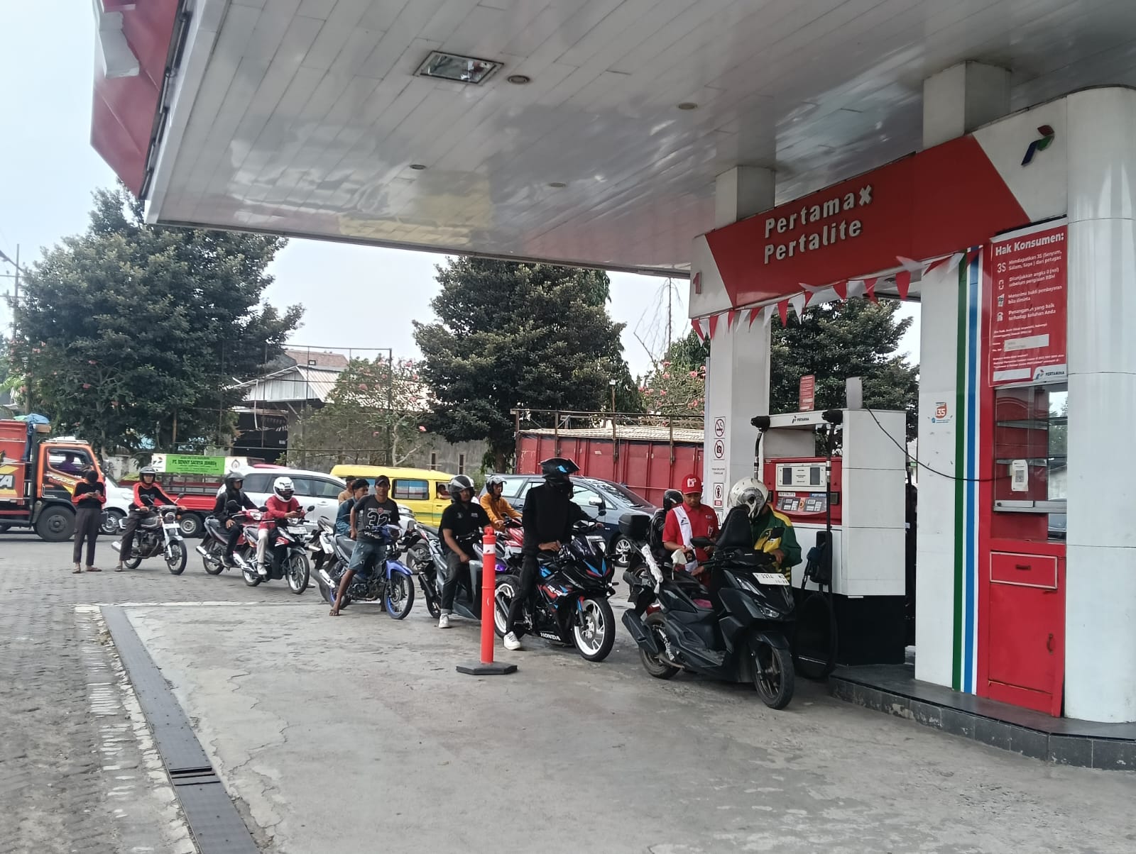 ANTREAN BBM MENGULAR DI JEMBER, PERTAMINA TEGASKAN STOK AMAN
