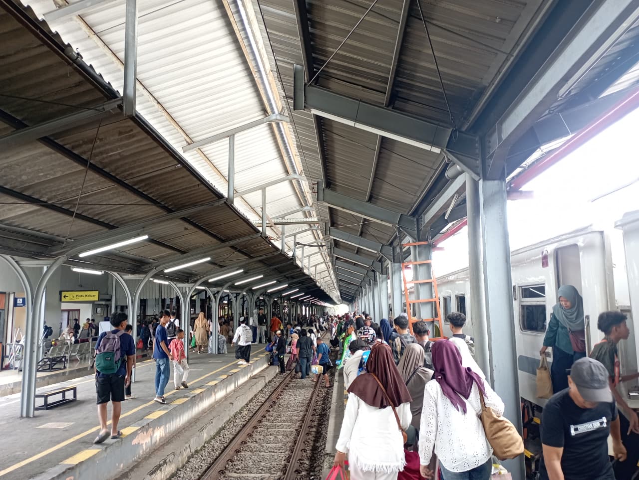 pt-kai-catat-kinerja-ka-pandanwangi-meningkat-saat-masa-angkutan-lebaran-2026