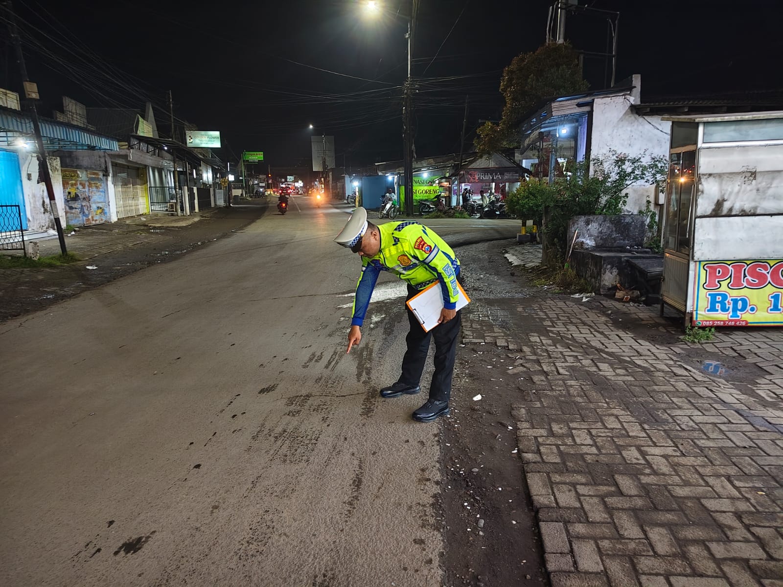 TRUK GANDENG TABRAK MOTOR DI BALUNG, SATU ORANG TEWAS TERLINDAS