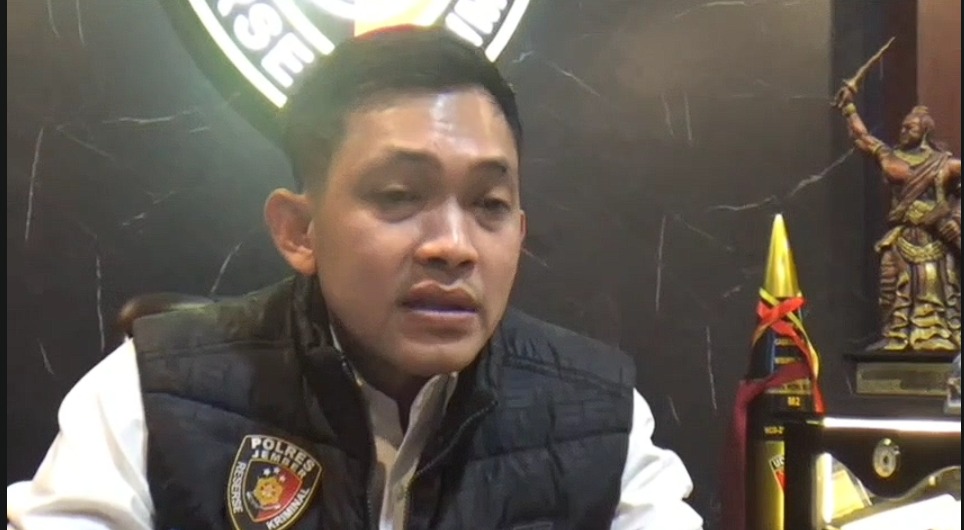 AKSI KEJAR-KEJARAN TENGAH MALAM DI JEMBER, MALING SCOOPY ACUNGKAN CELURIT KE POLISI