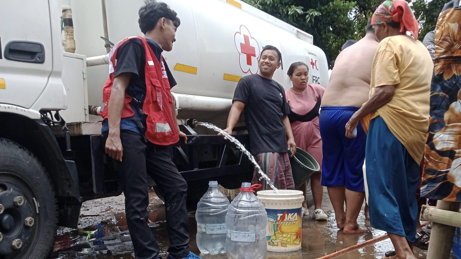 pmi-jember-salurkan-air-bersih-untuk-warga-terdampak-banjir