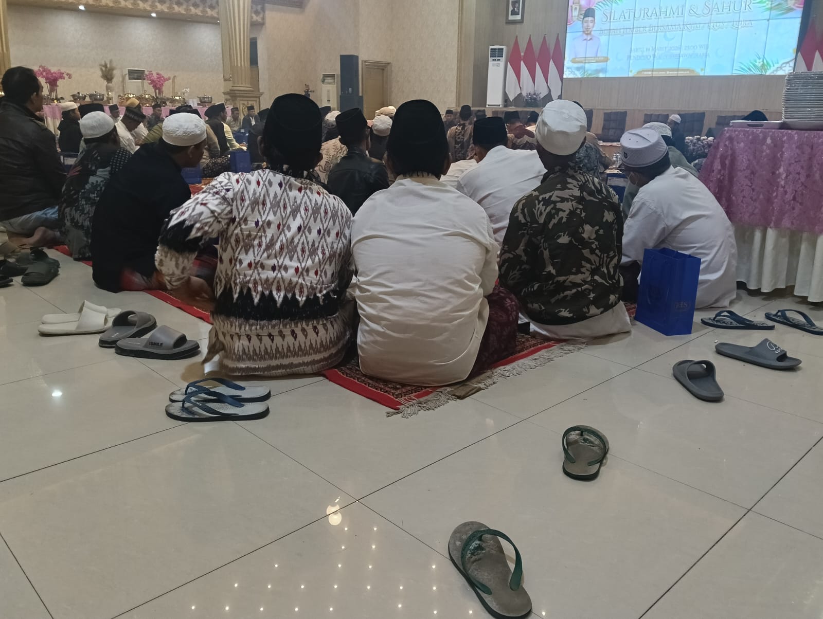 SANDAL JEPIT WARNAI KESEDERHANAAN SILAHTIRAHMI SAHUR BUPATI JEMBER BERSAMA TOKOH PESANTREN
