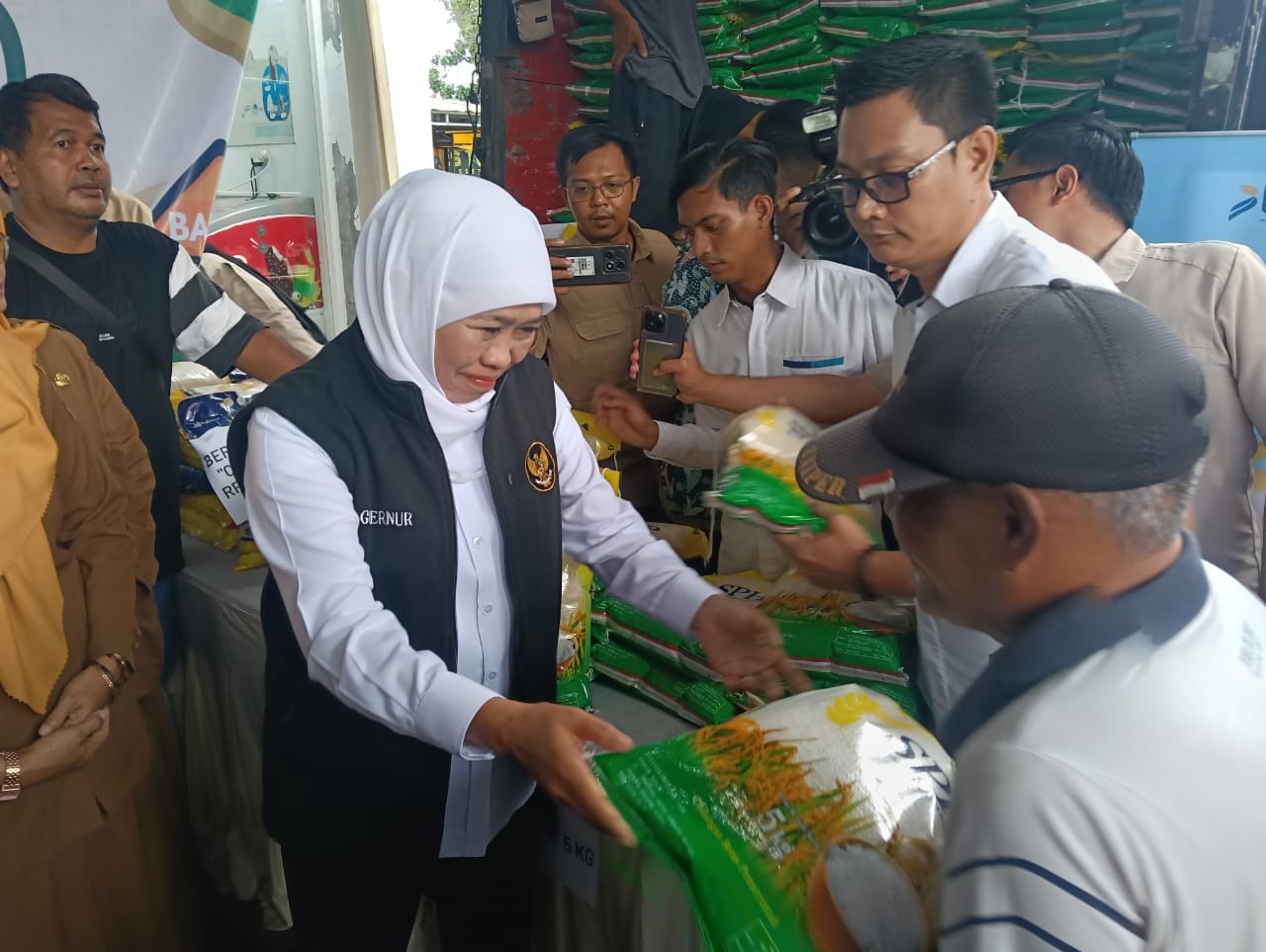 gubernur-khofifah-pimpin-pasar-murah-warga-jember-serbu-sembako-murah