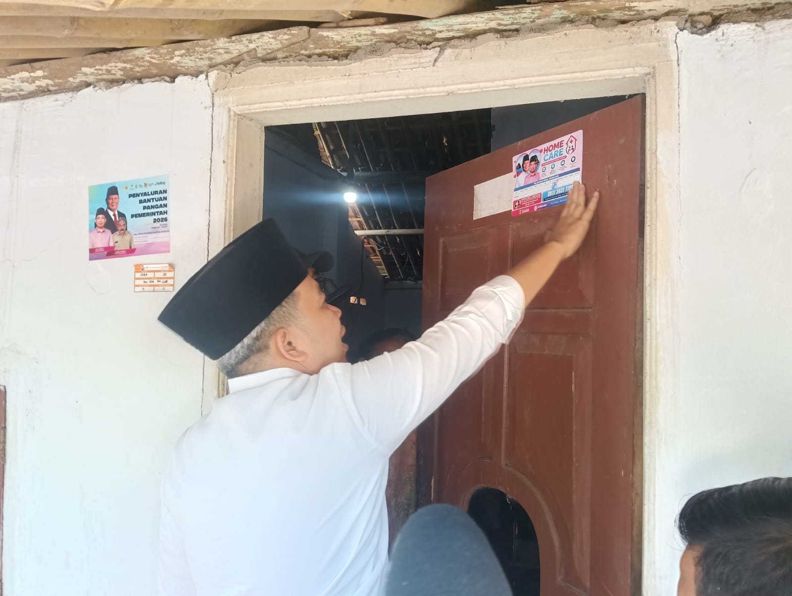 MOBIL TAK BISA MASUK, GUS FAWAIT TURUNKAN RODA DUA AGAR HOMECARE TEMBUS PELOSOK JEMBER