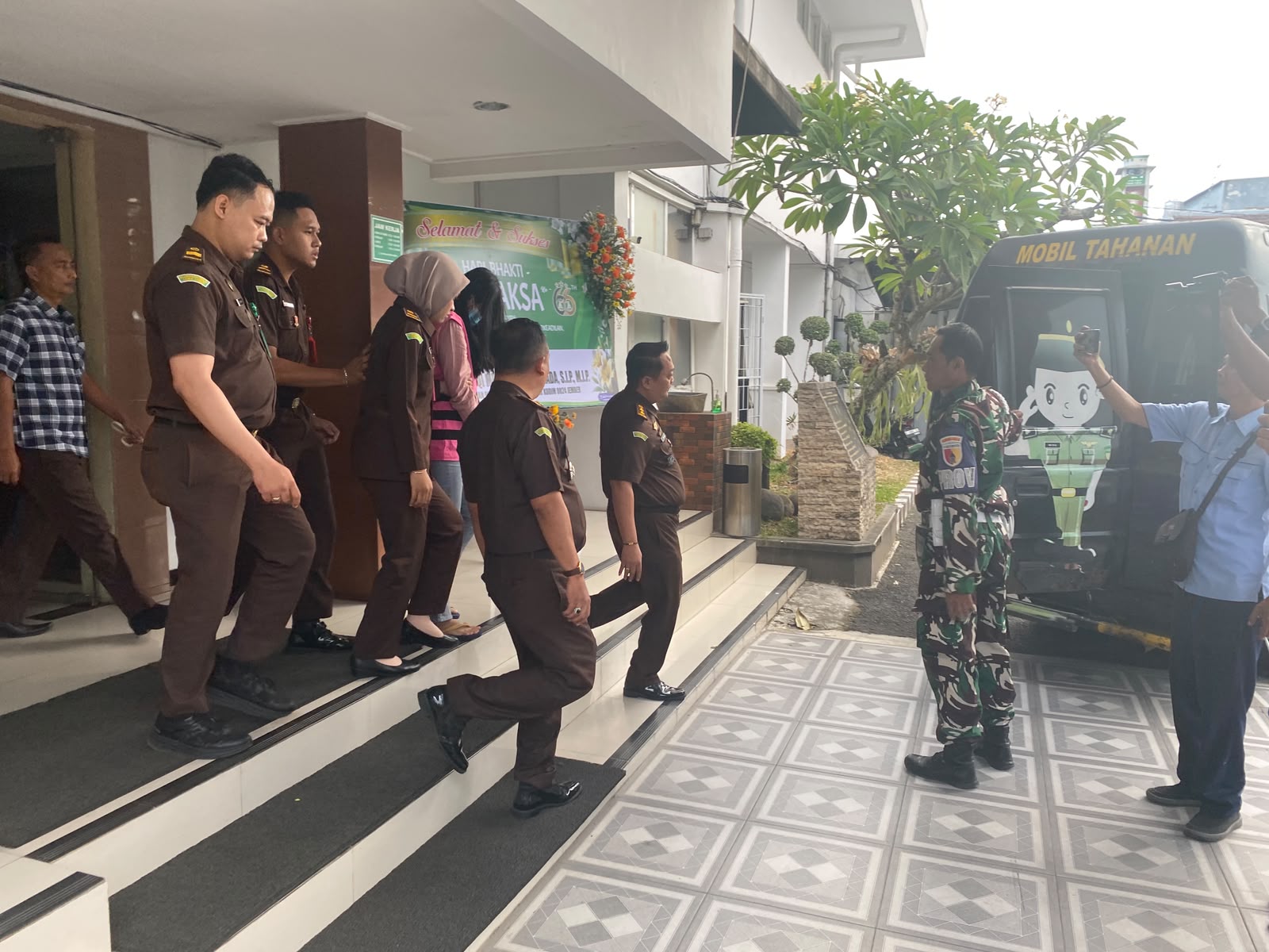 korupsi-rp29-miliar-terbongkar-tiga-pegawai-bank-pelat-merah-di-jember-jadi-tersangka