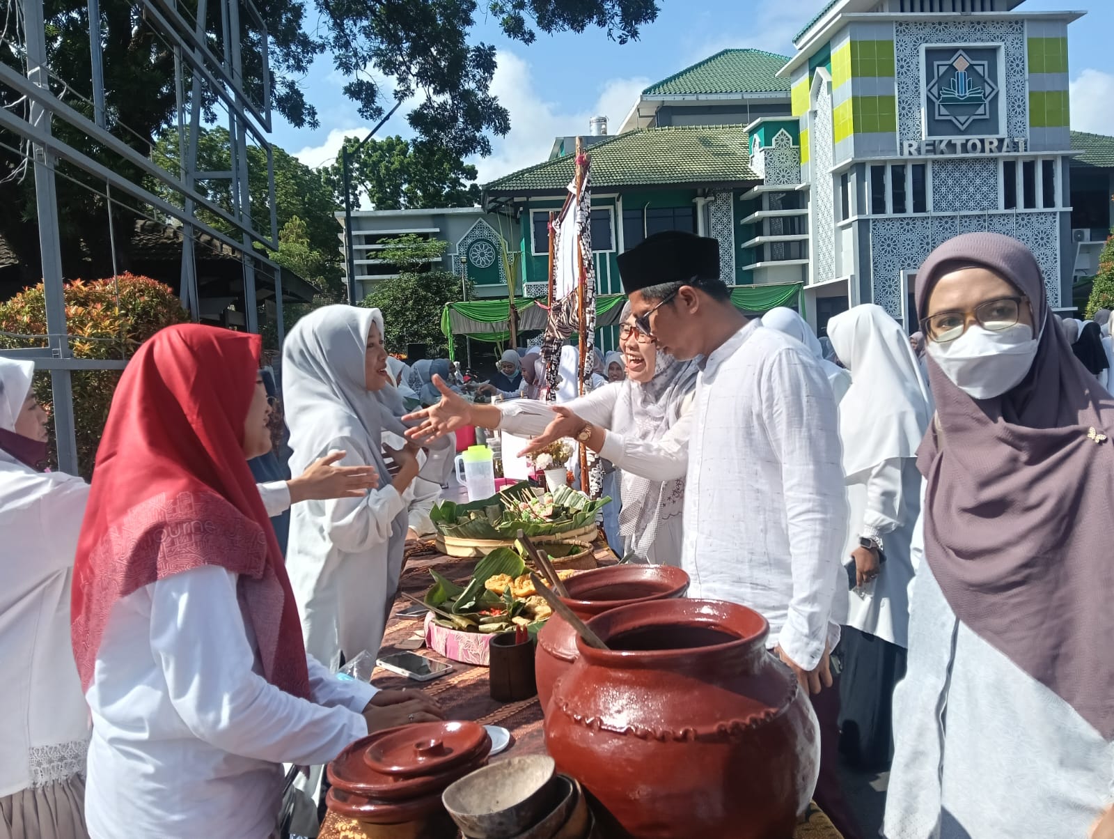 hari-santri-di-uin-khas-jember-meriah-ada-bazar-jajanan-jadul-hingga-cek-kesehatan-gratis