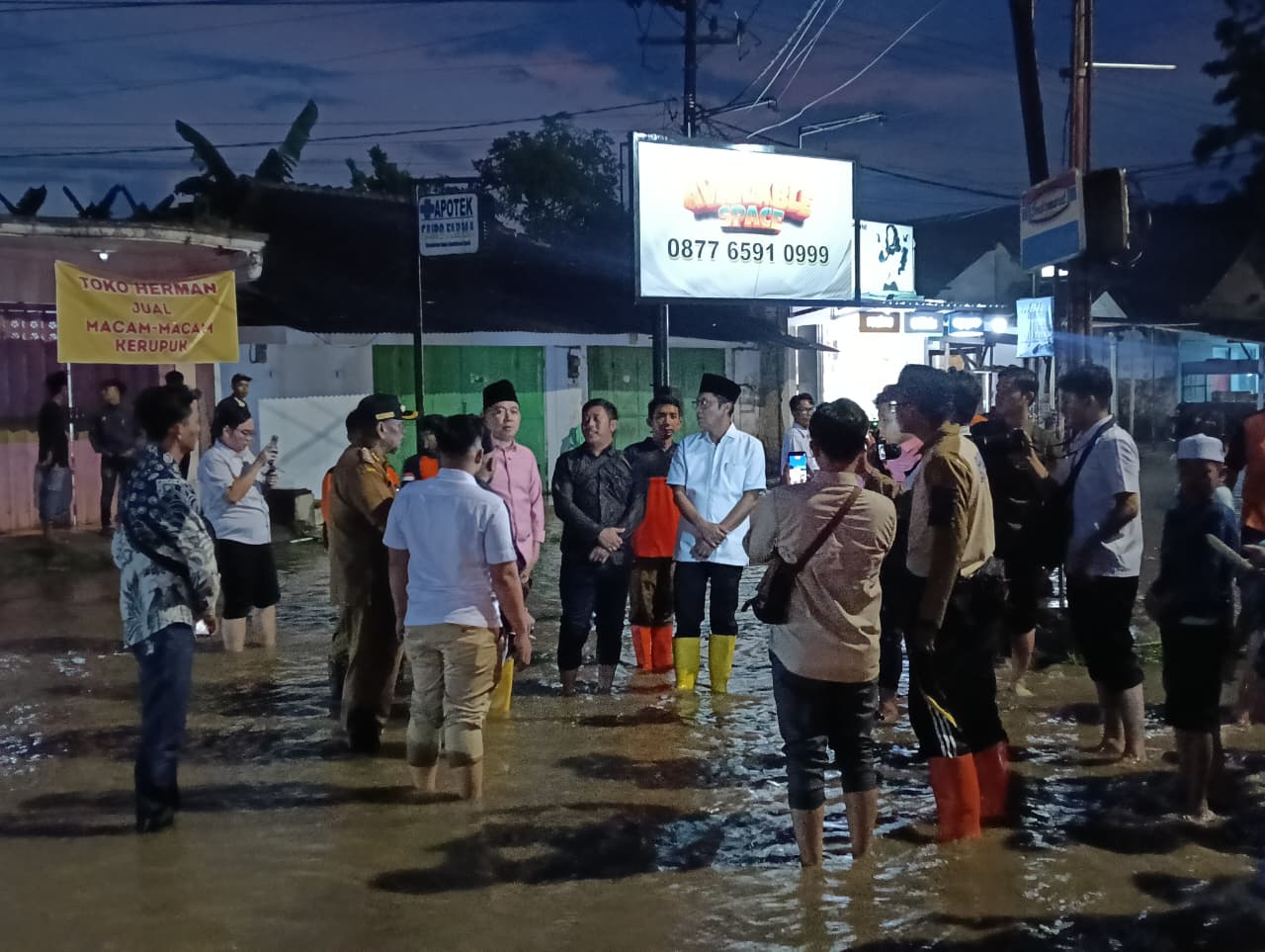 TINJAU BANJIR DI TENGAH PROGRAM BUNGA DESAKU, BUPATI FAWAIT SIAPKAN PENANGANAN DARURAT