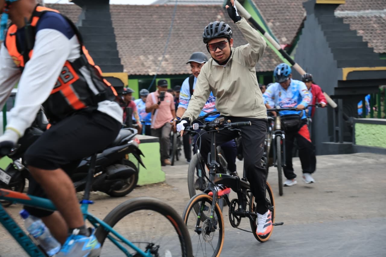 GOWES SAMBIL SOSIALISASI, GUS FAWAIT AJAK WARGA MANFAATKAN LAYANAN MOBIL CINTA