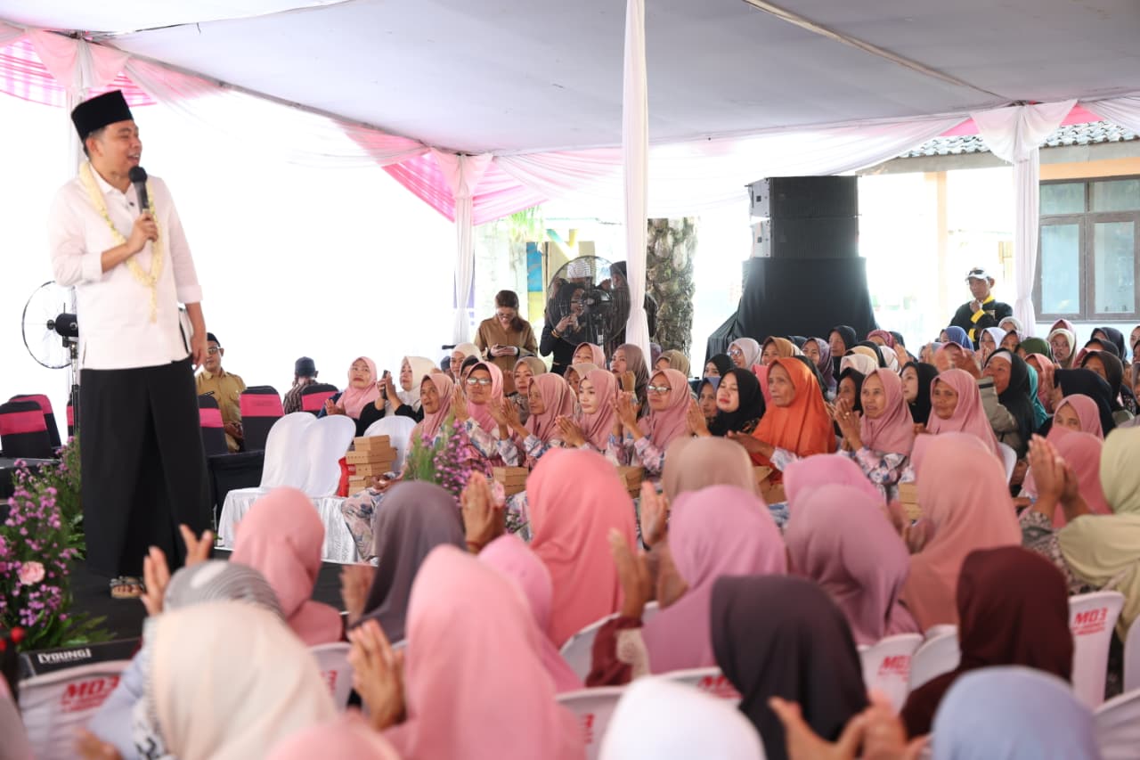 gus-fawait-bagi-bagi-sembako-di-desa-jurus-baru-jember-tekan-inflasi